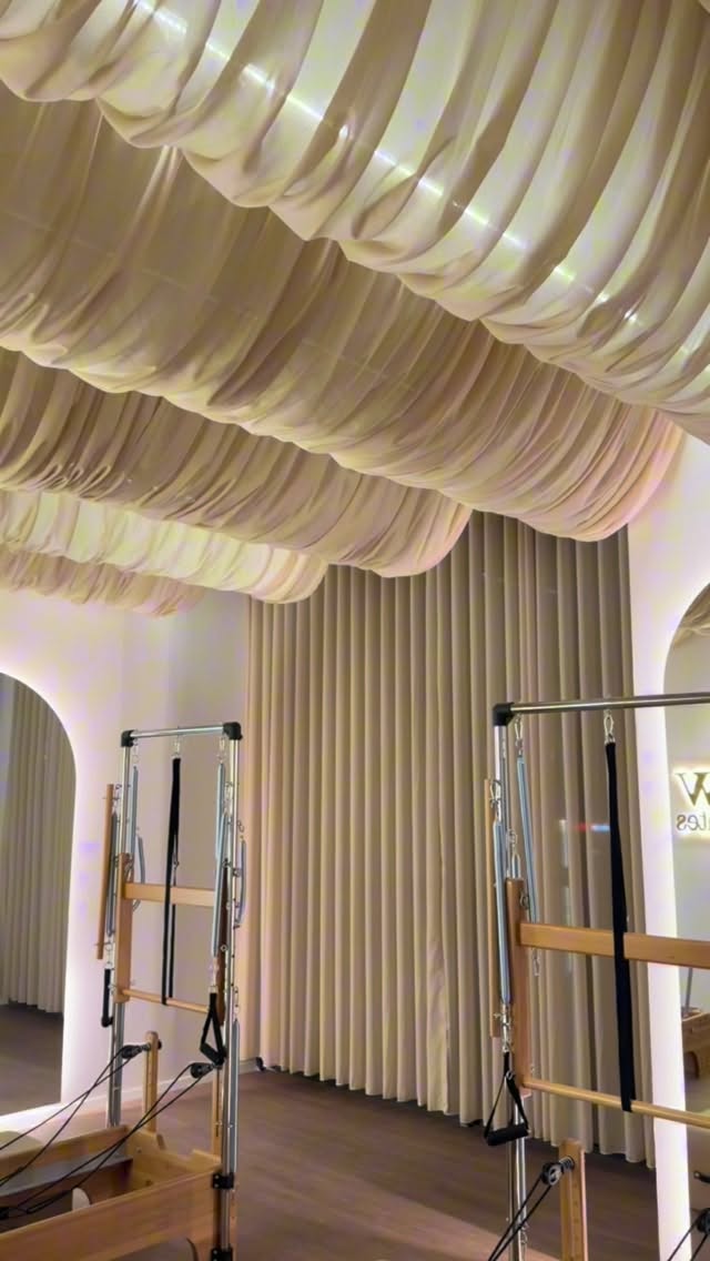 Ceiling curtains for glow.pilates – Salloni i perdeve BRILLANT TEX