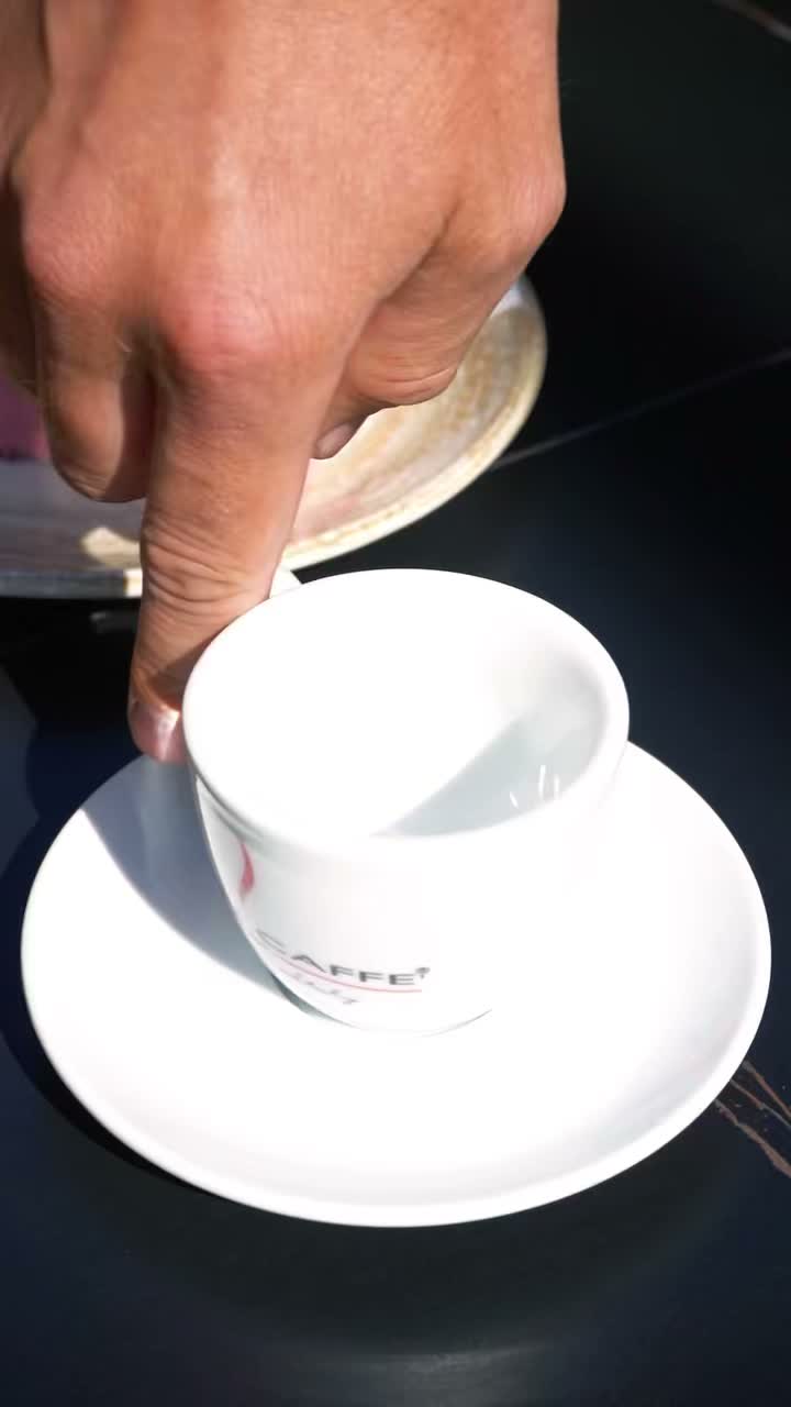 Kafja e ka shoqërinë e vet.