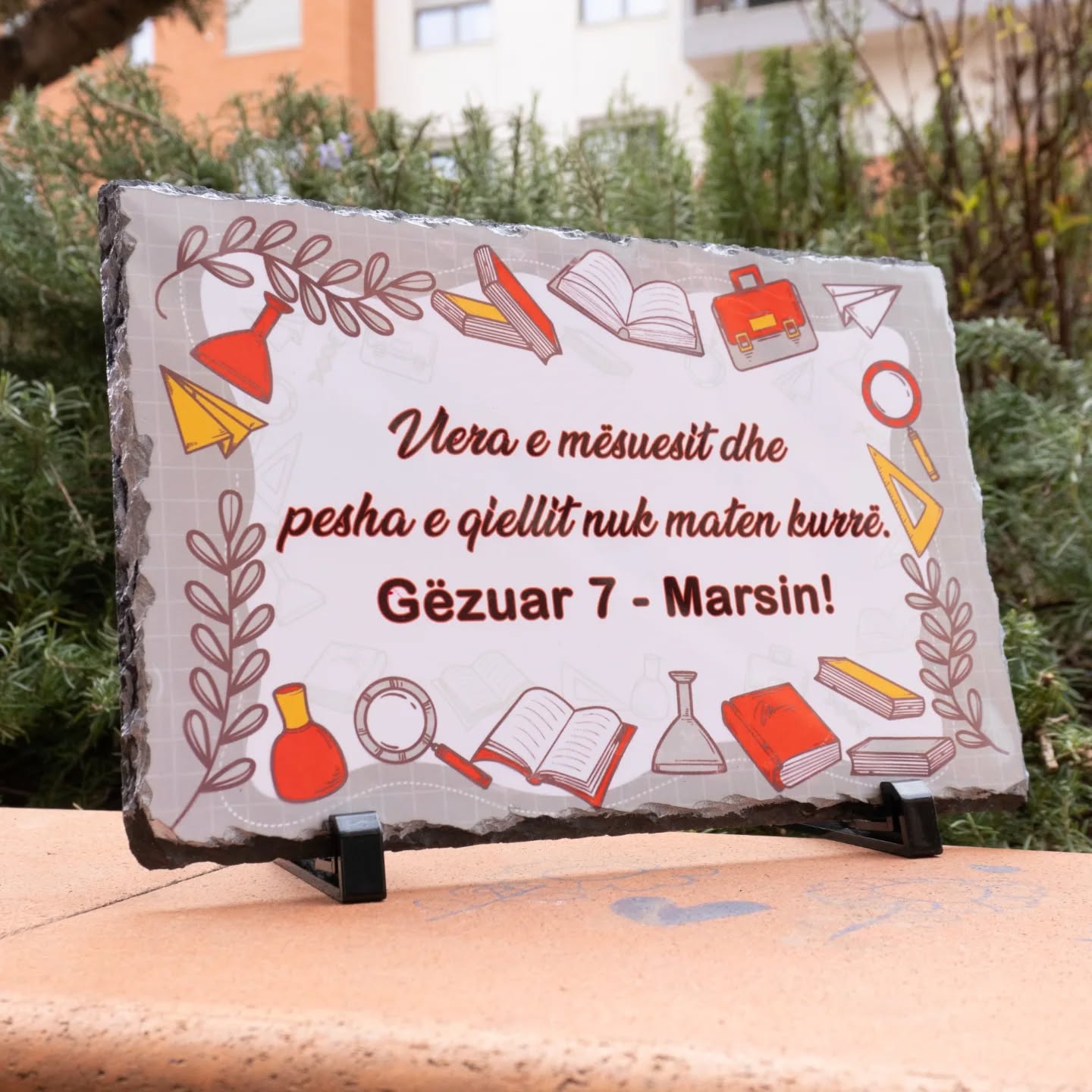 Gur vullkanik personalizuar me thënie dedikuese për mësuesin