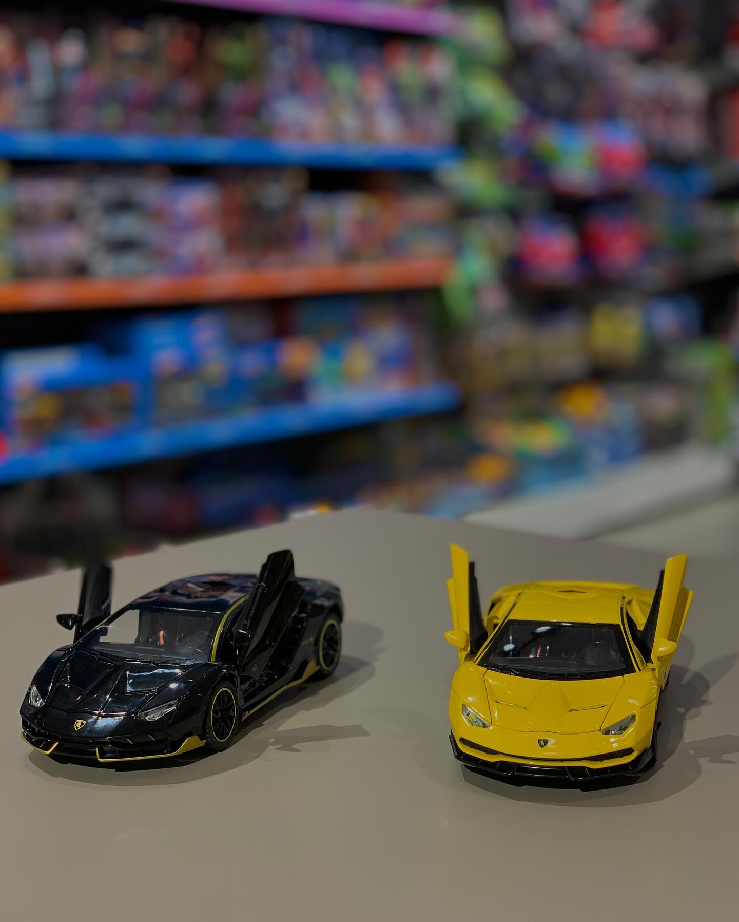 Makine metali qe posedon drita dhe tinguj te motorit te – Sara Toys (3)