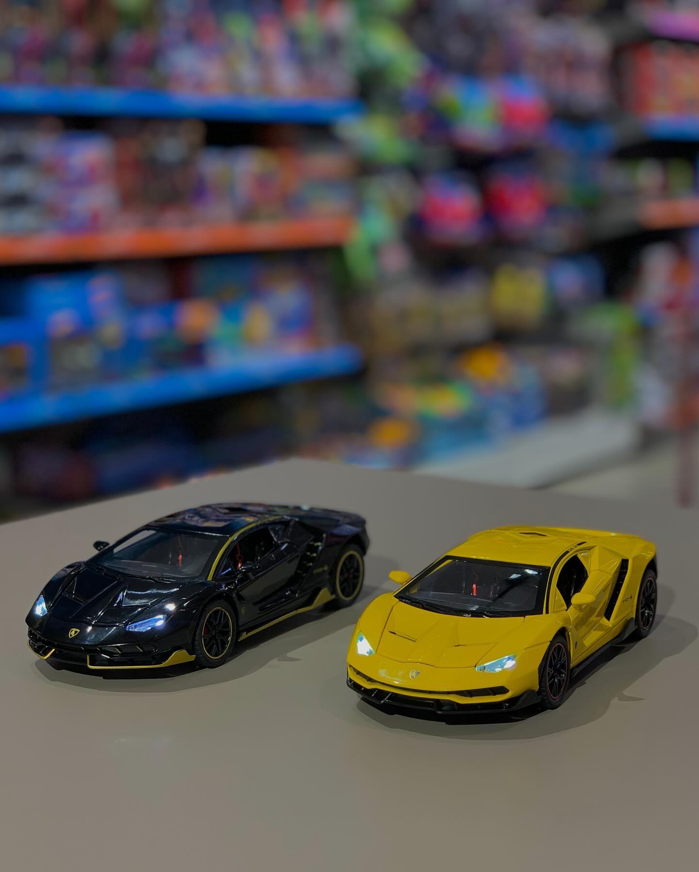 Makine metali qe posedon drita dhe tinguj te motorit te – Sara Toys (4)