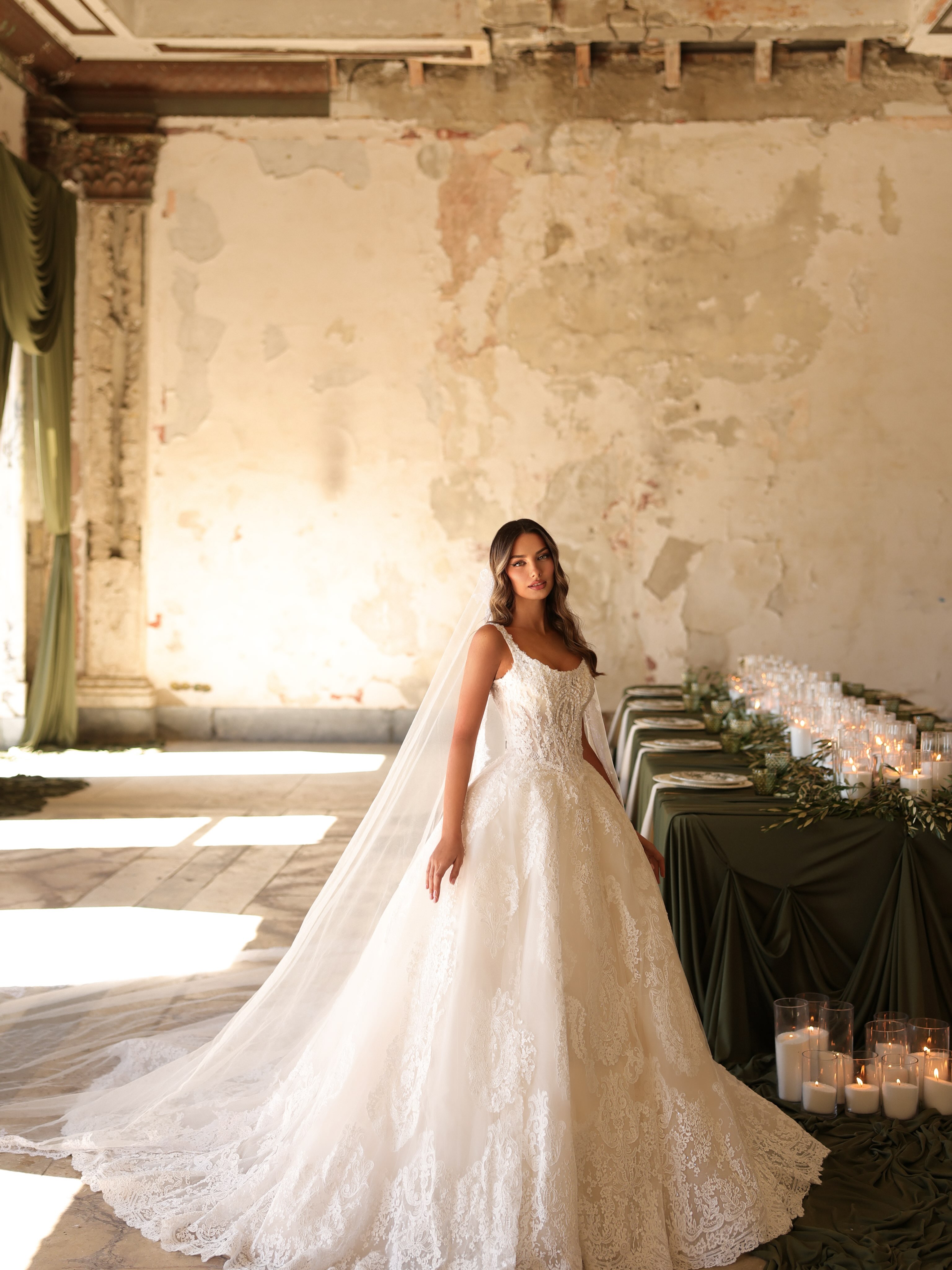 A vision of royal elegance. Intricate lace – NICOL SPOSA (2)