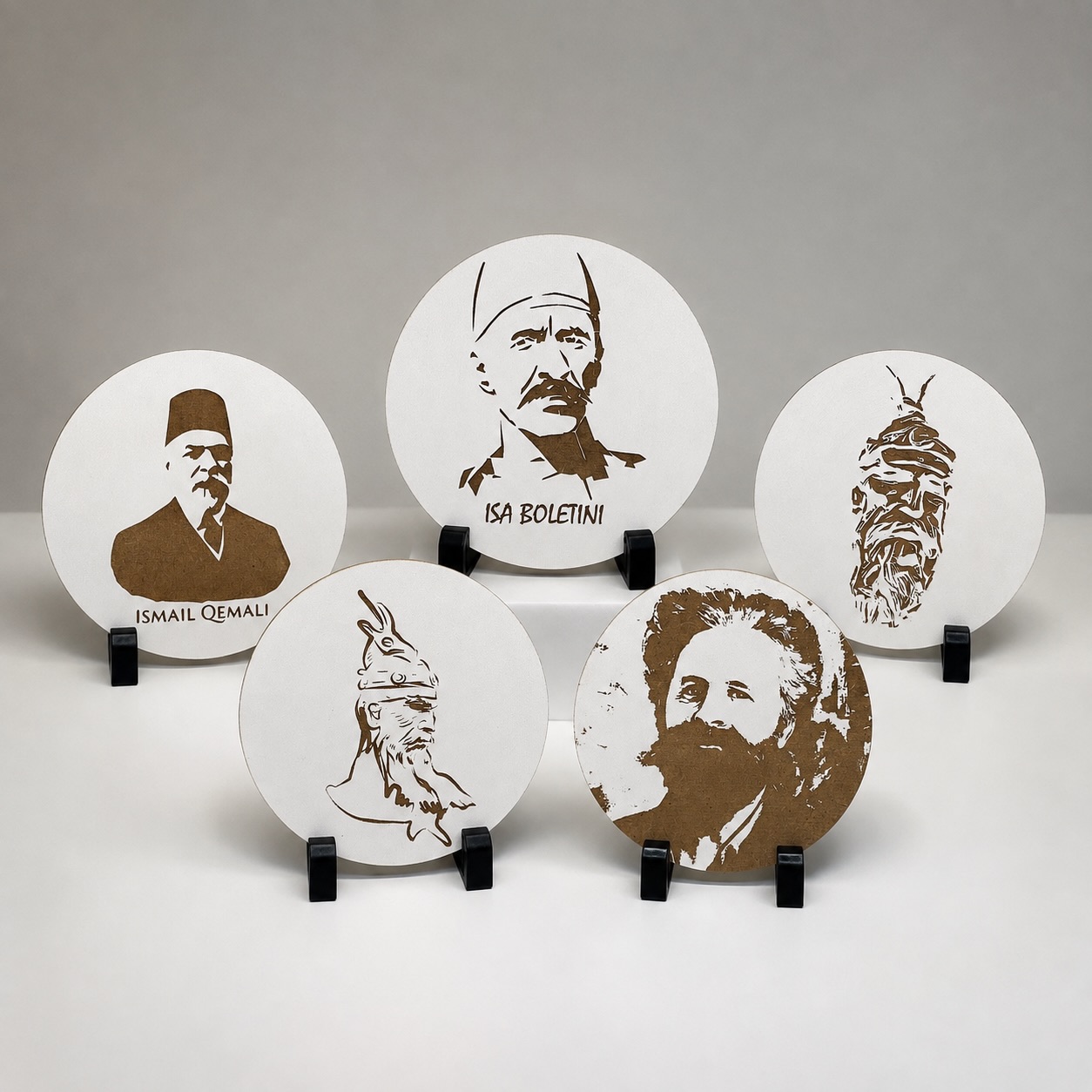 Historia shqiptare, e gdhendur në dru.
