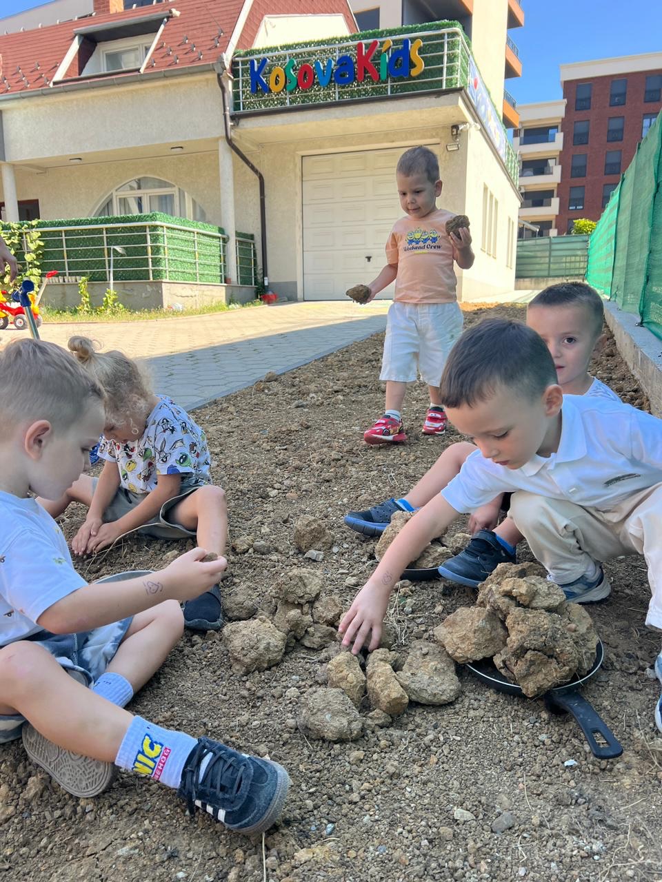 Kur fëmijët luajnë me natyrën – KosovaKids Education Center (2)