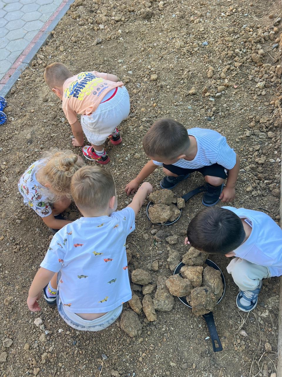 Kur fëmijët luajnë me natyrën – KosovaKids Education Center (4)