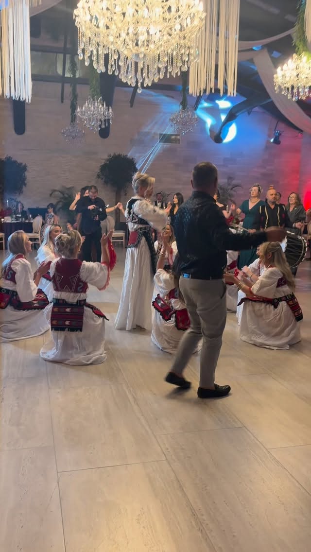 Aurora bashk me motrat me veshjet