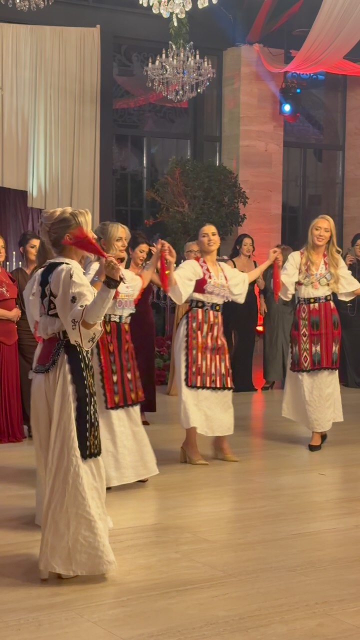 Aurora bashk me motrat aurorarrusta