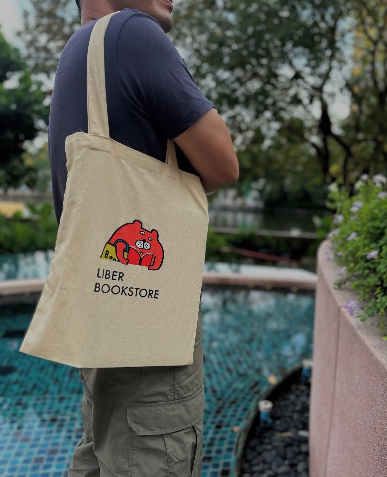 Mister Liber likes to travel – Liber Bookstore (3)