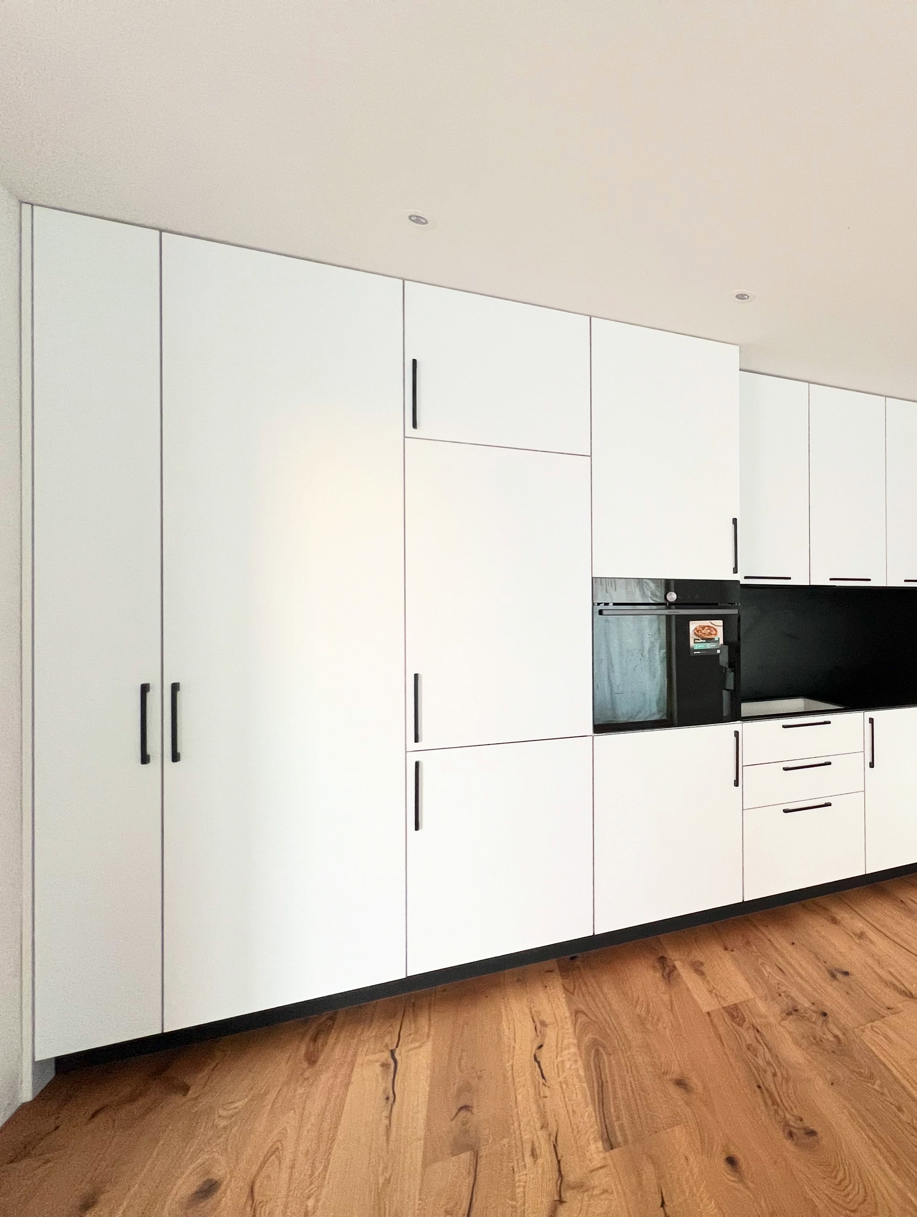 Kuzhinë moderne me dizajn minimalist dhe funksional. – Mobileria Art Home (2)