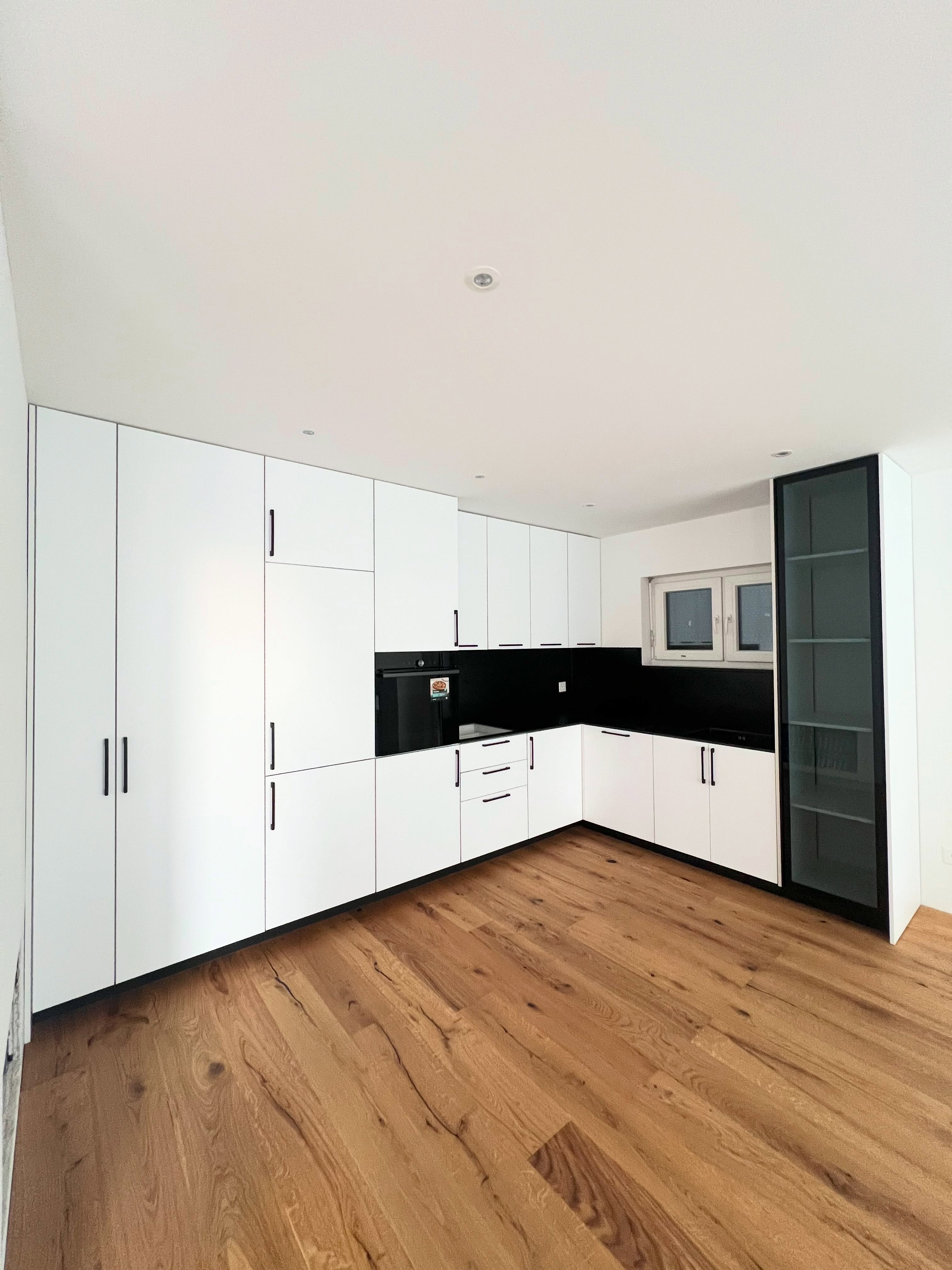 Kuzhinë moderne me dizajn minimalist dhe funksional. – Mobileria Art Home (3)