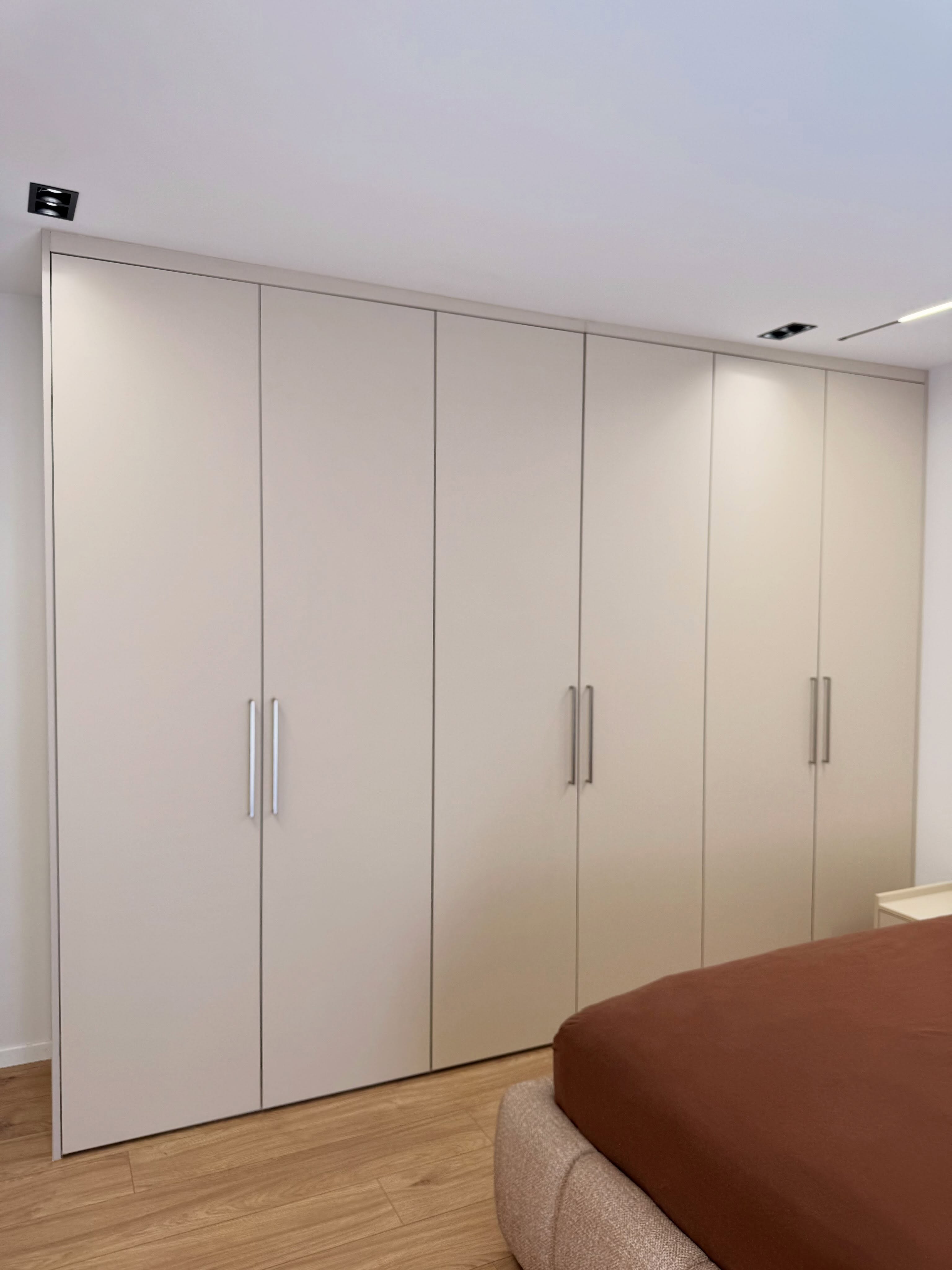 Detaje moderne për një dhomë gjumi të ngrohtë dhe elegante.