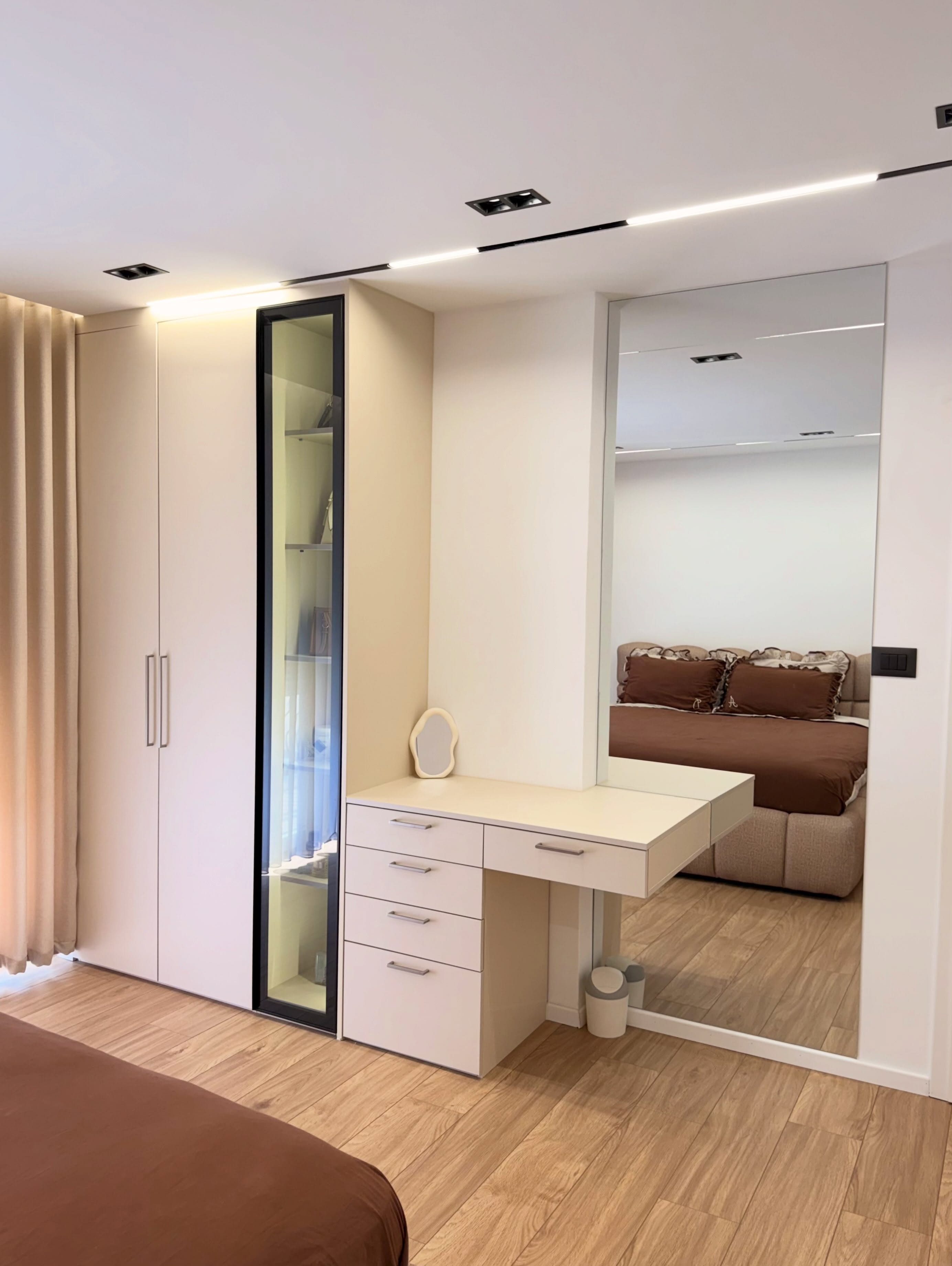 Detaje moderne për një dhomë gjumi të ngrohtë dhe elegante. – Mobileria Art Home (2)