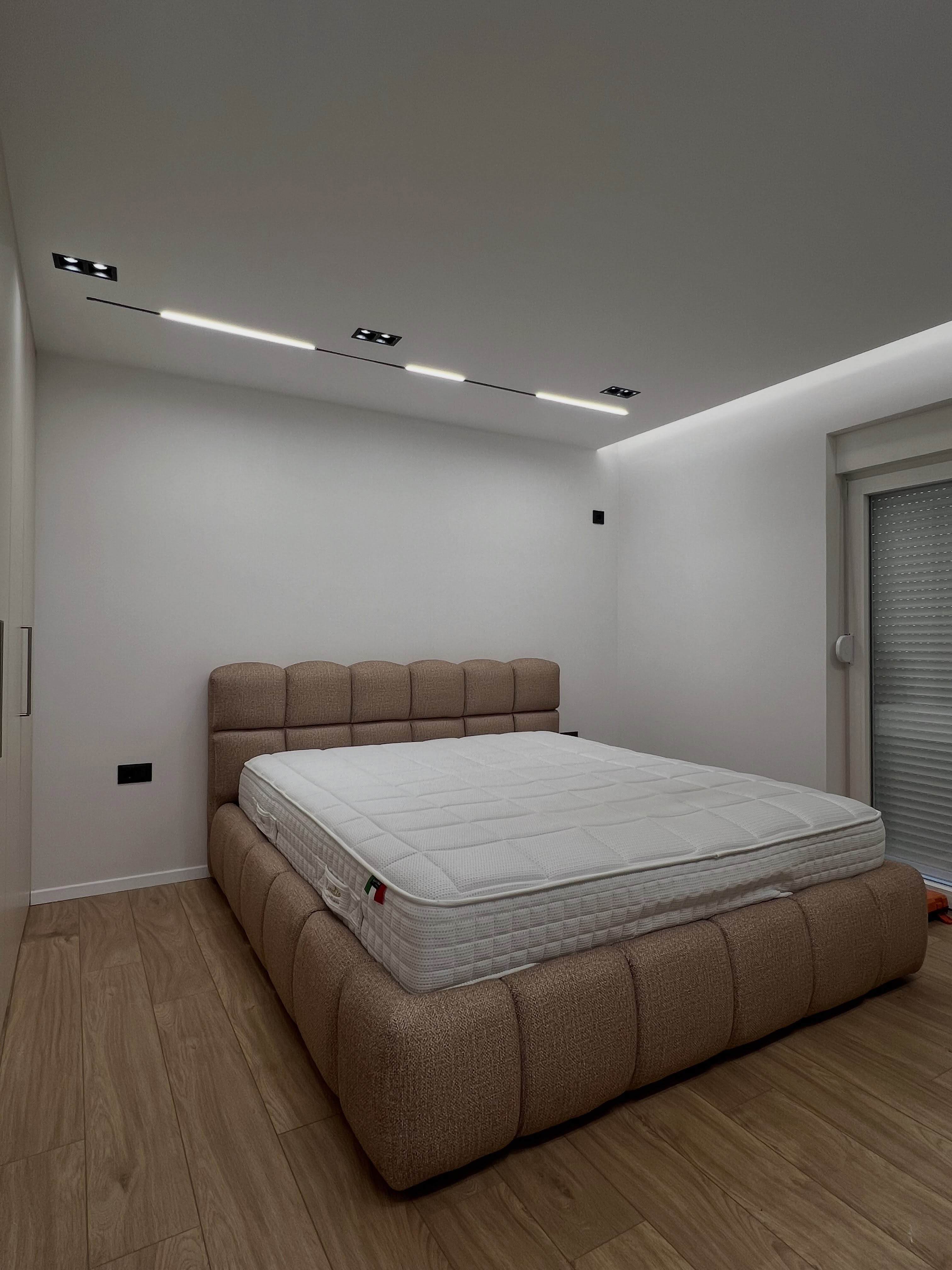 Detaje moderne për një dhomë gjumi të ngrohtë dhe elegante. – Mobileria Art Home (3)