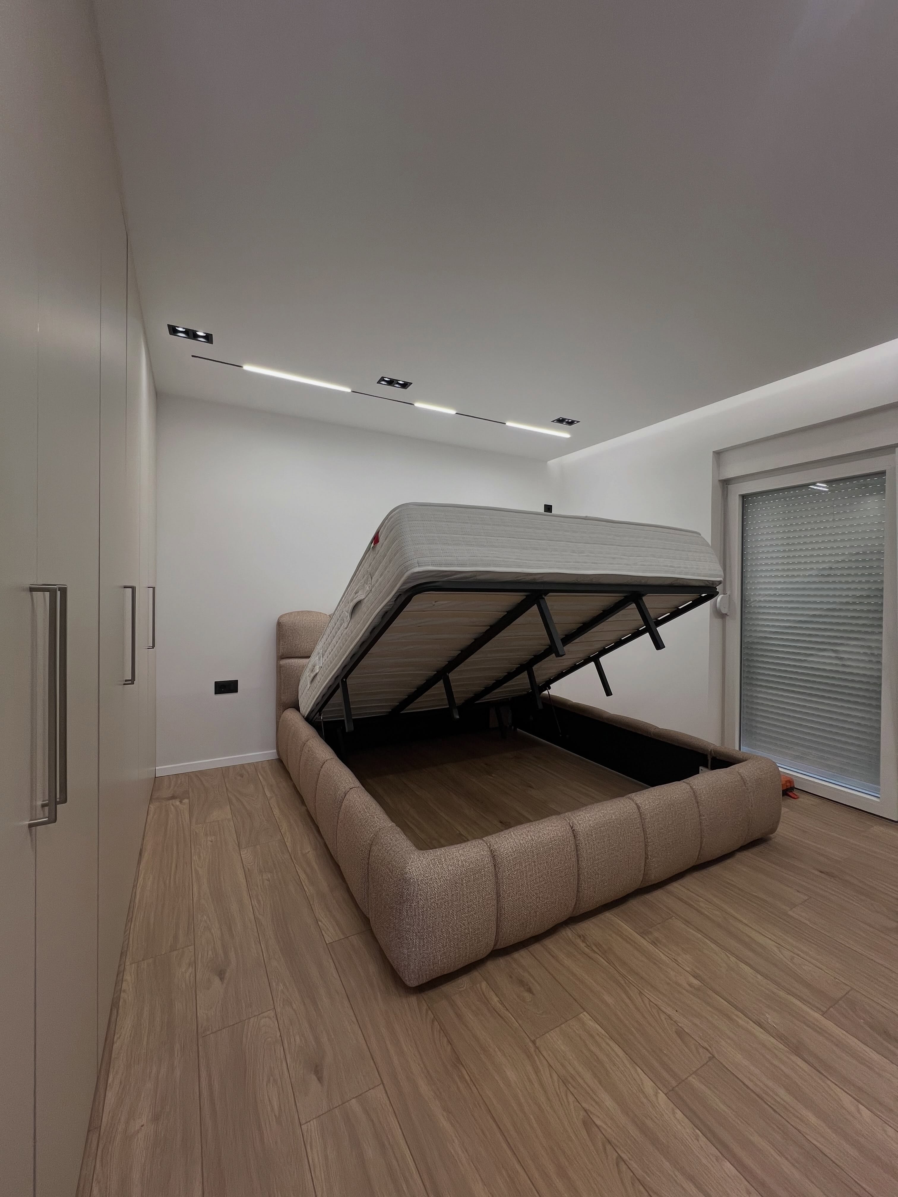 Detaje moderne për një dhomë gjumi të ngrohtë dhe elegante. – Mobileria Art Home (4)