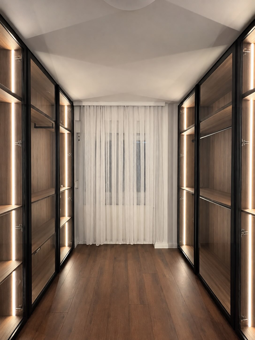 Garderobë moderne me kombinim të drurit – Mobileria Art Home (2)