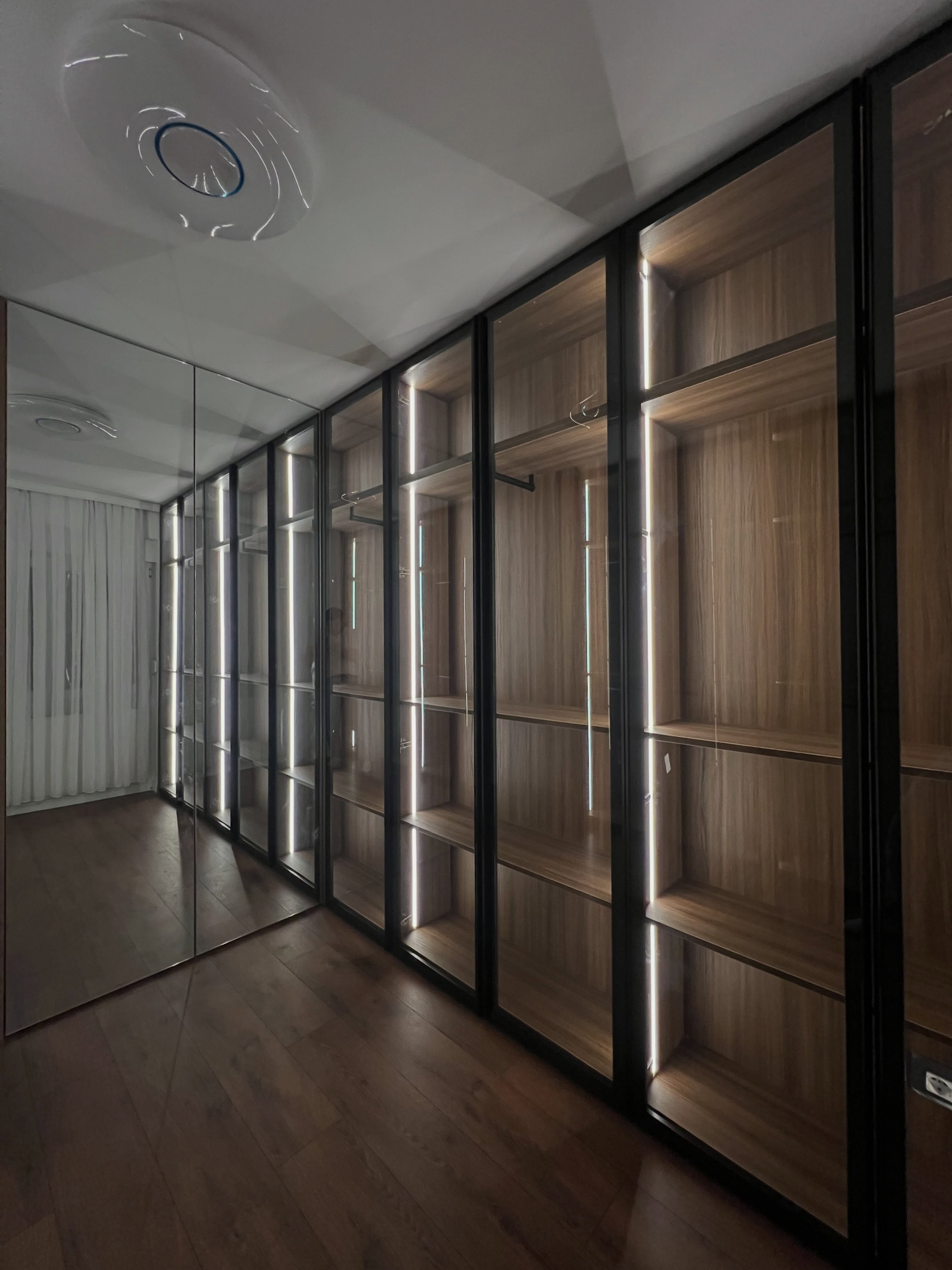 Garderobë moderne me kombinim të drurit – Mobileria Art Home (3)