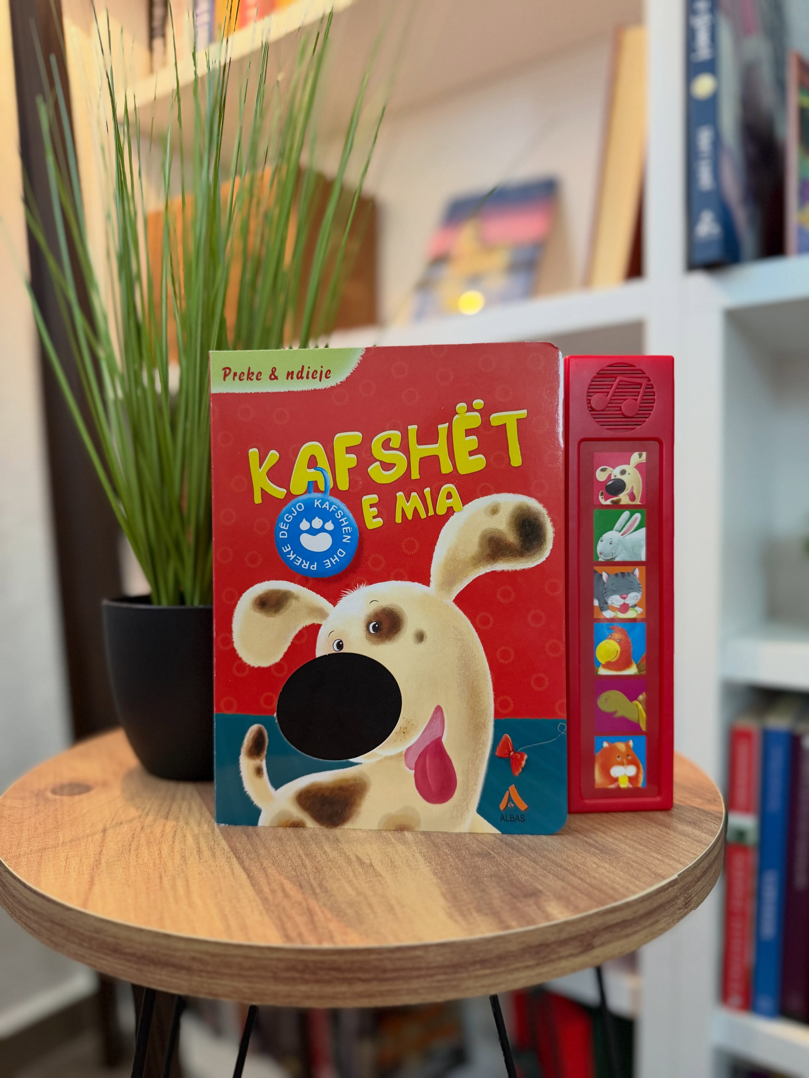 Në faqet e këtij libri fëmijët do të takojnë kafshët e – Libra • Lodra • Edukim • Mëmësi