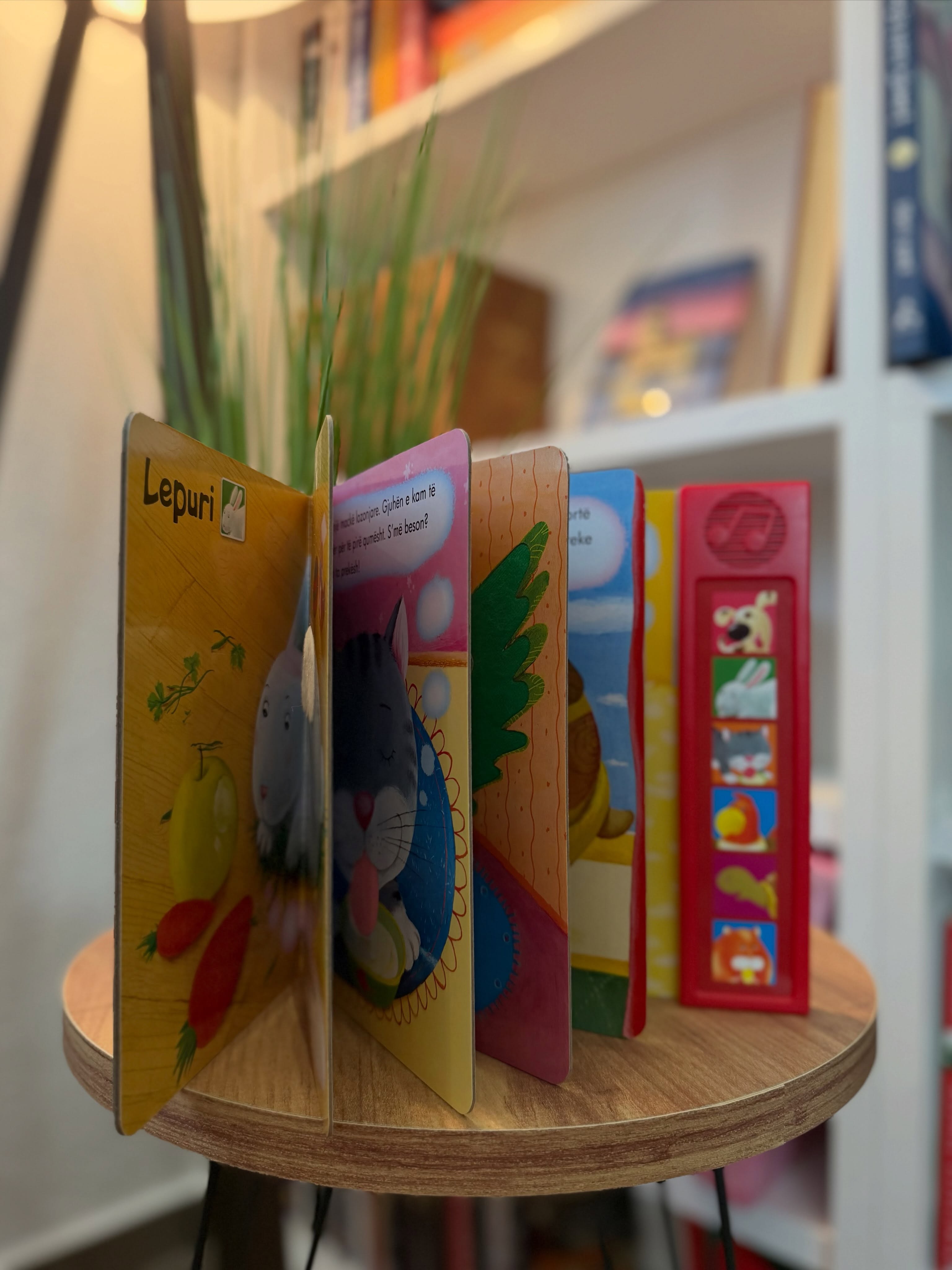 Në faqet e këtij libri fëmijët do të takojnë kafshët e – Libra • Lodra • Edukim • Mëmësi (2)