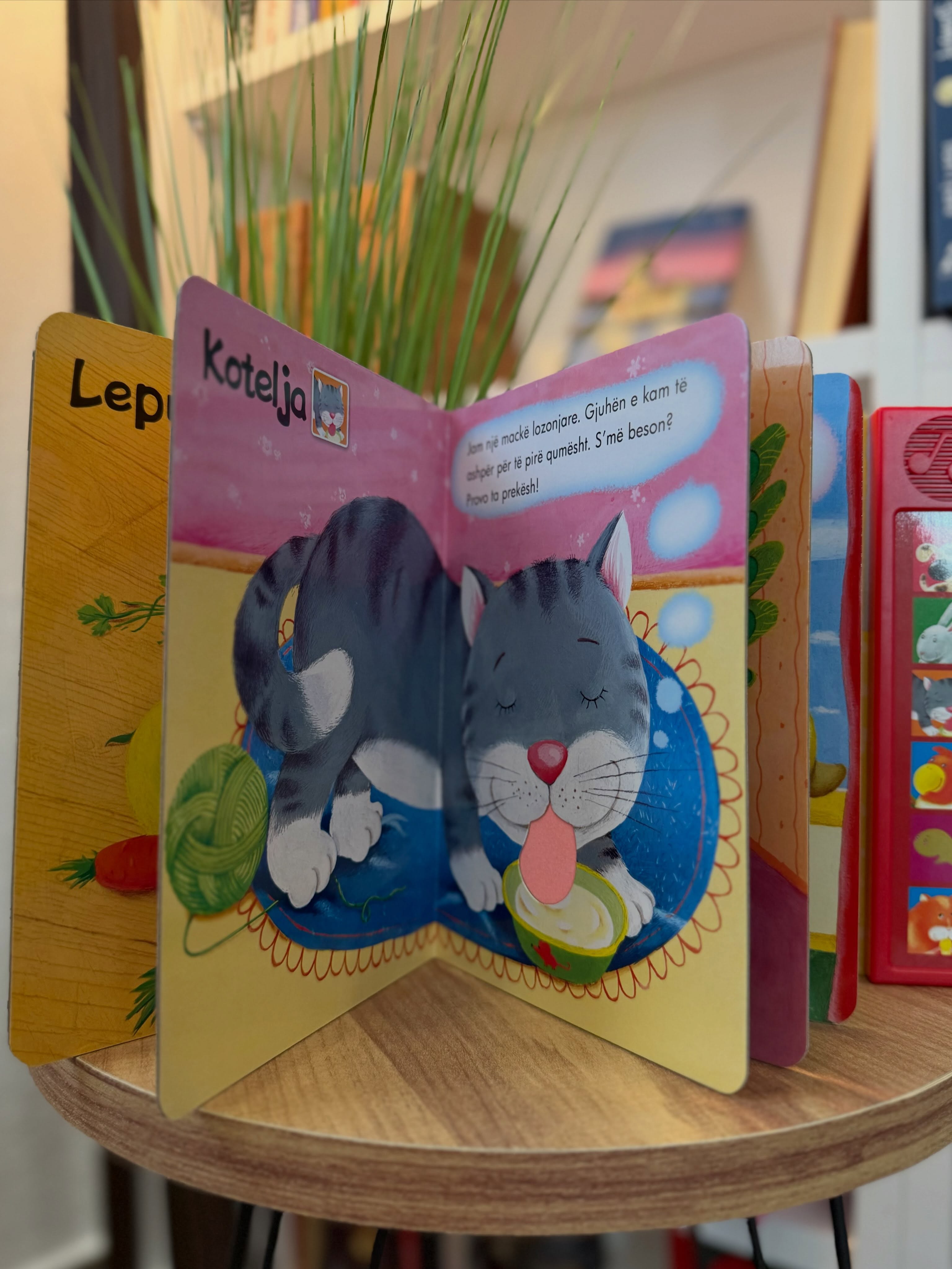 Në faqet e këtij libri fëmijët do të takojnë kafshët e – Libra • Lodra • Edukim • Mëmësi (3)