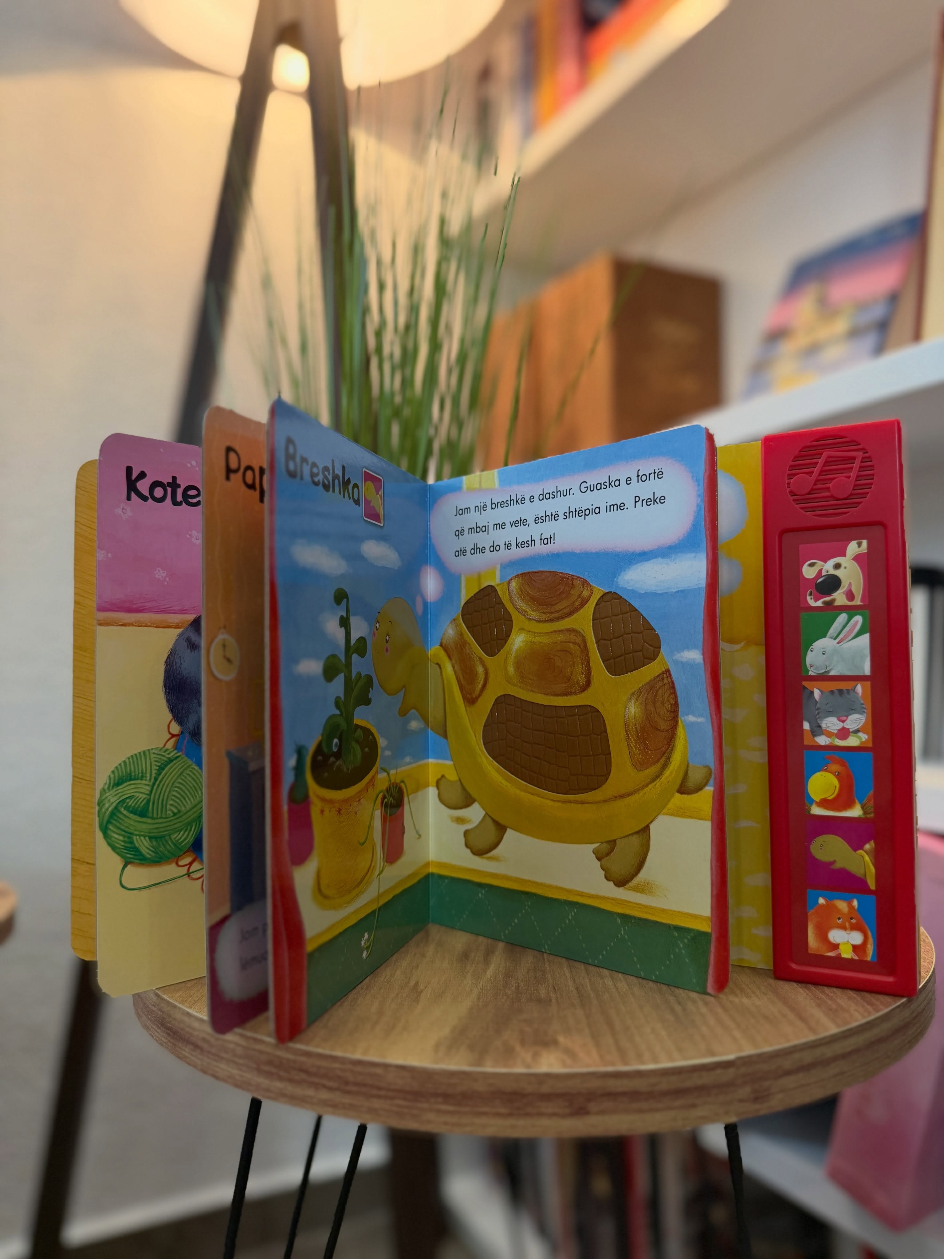 Në faqet e këtij libri fëmijët do të takojnë kafshët e – Libra • Lodra • Edukim • Mëmësi (4)