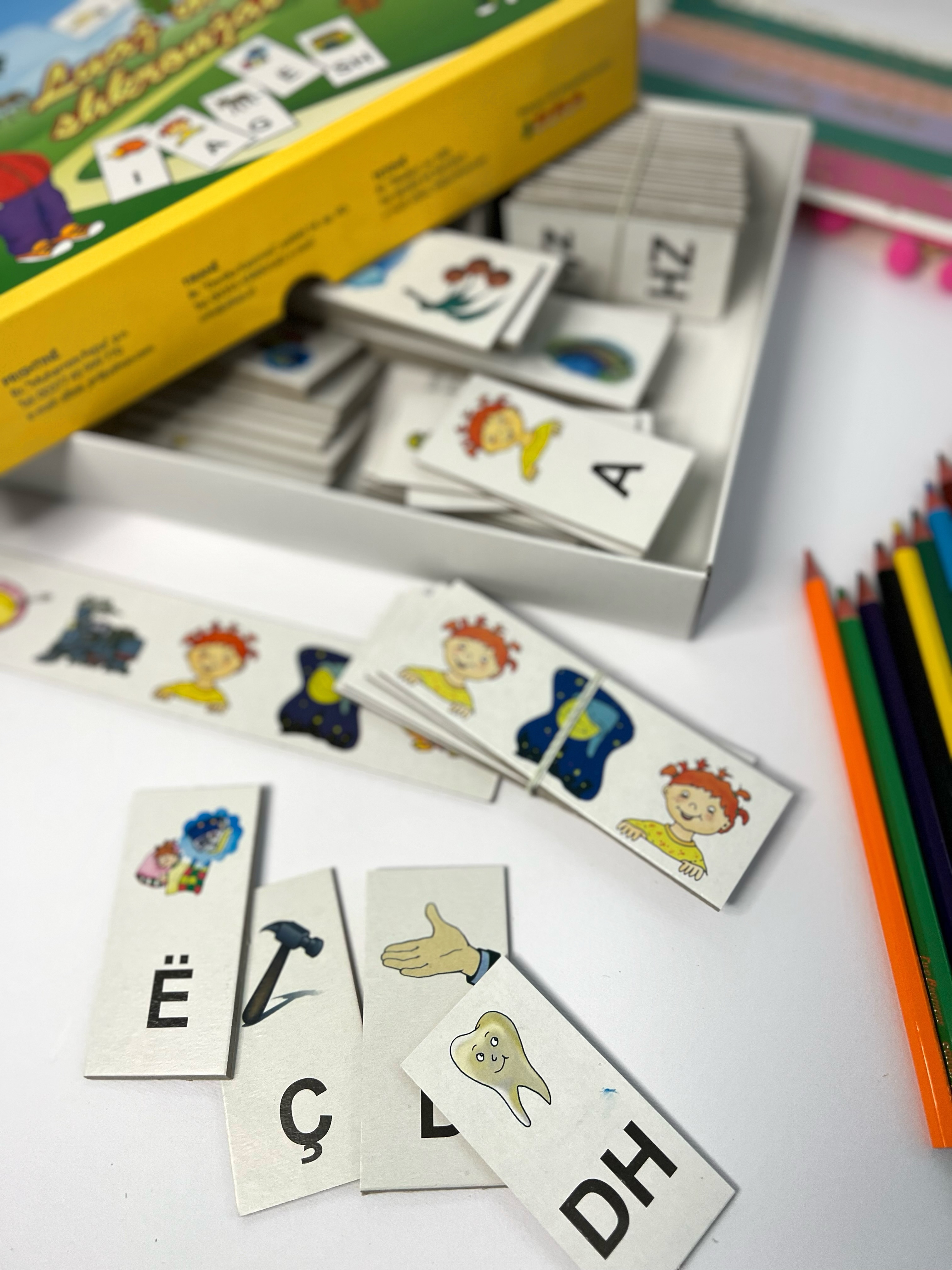 Kutia Luaj me shkronjat përmban fisha kartoni me 36 – Libra • Lodra • Edukim • Mëmësi (3)