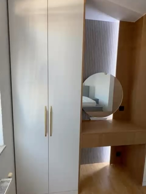 Gardë e bardhë me detaje druri