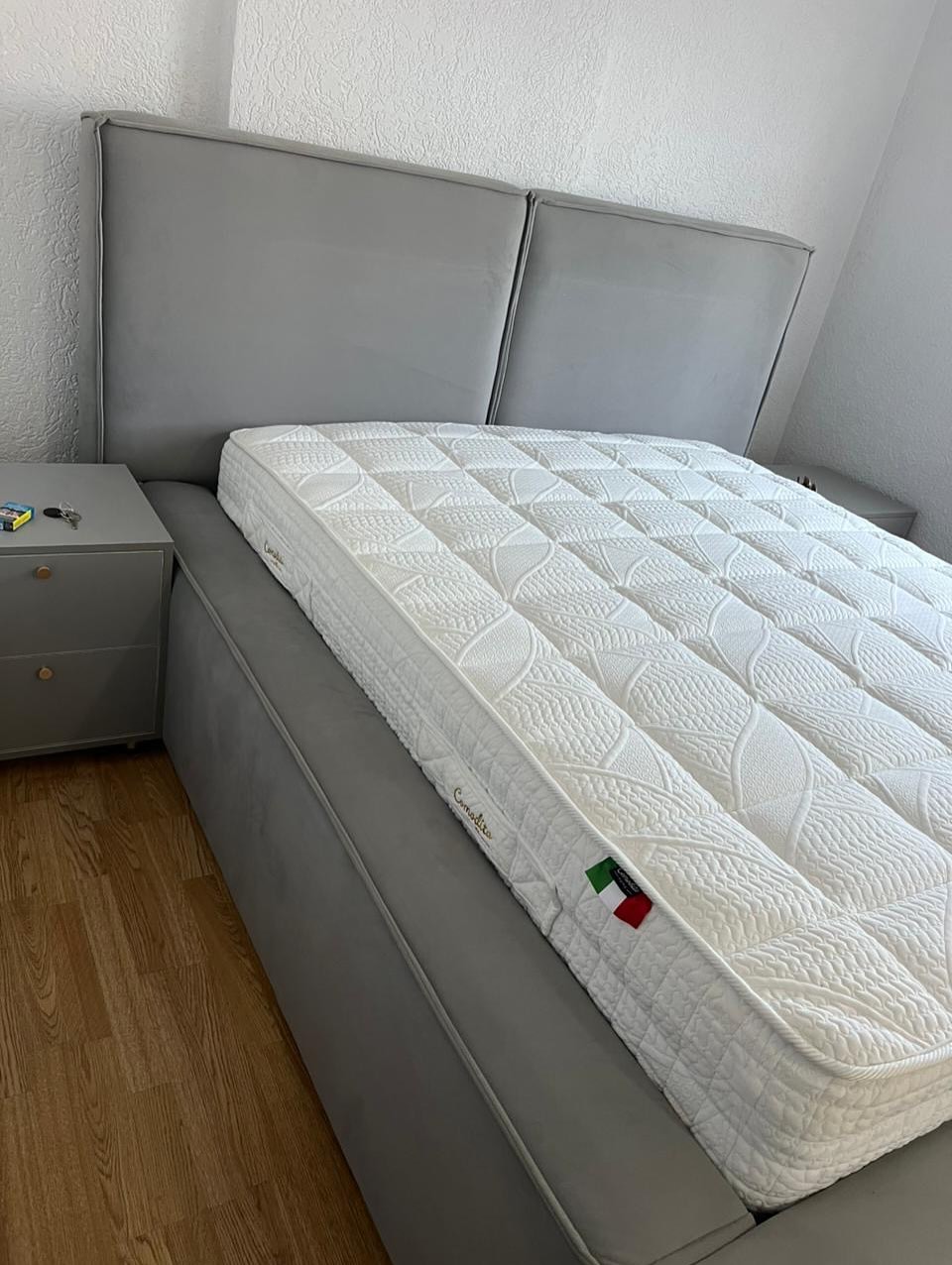 Gardë e bardhë me detaje druri – Fabrika e Mobileve “ Dekor Drilon” (3)