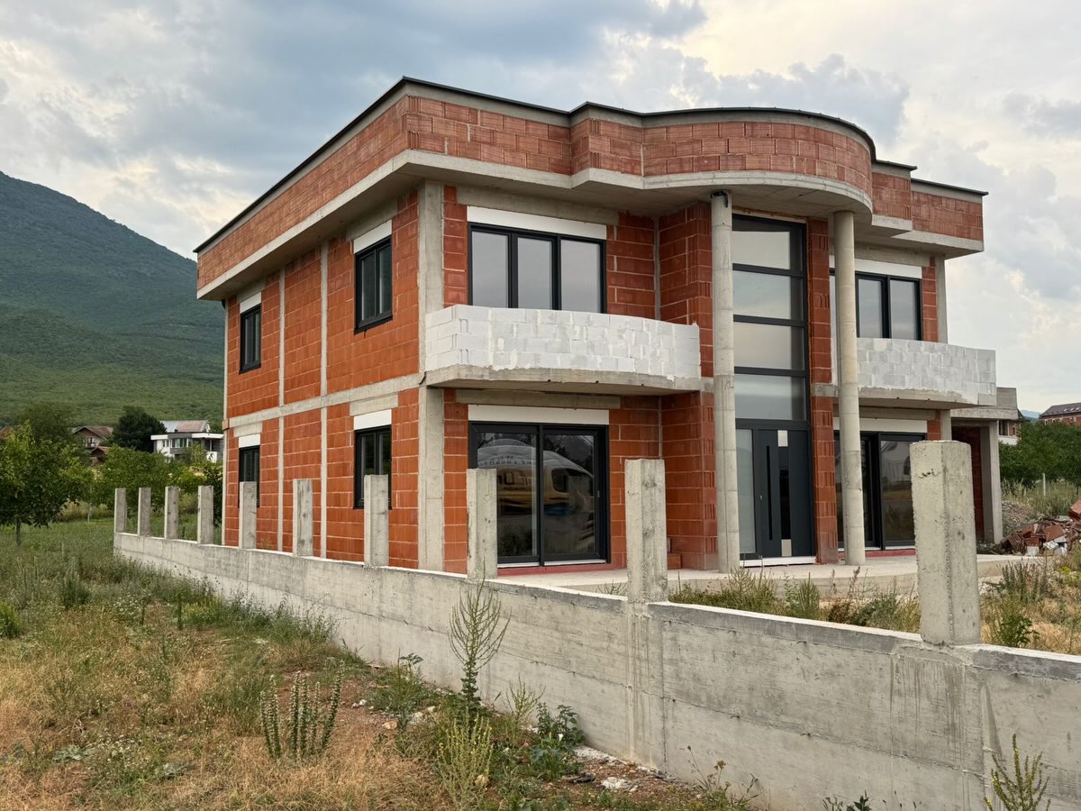 Dritare moderne të realizuara me përkushtim ndaj cilësisë – Fabrika e Mobileve “ Dekor Drilon” (2)