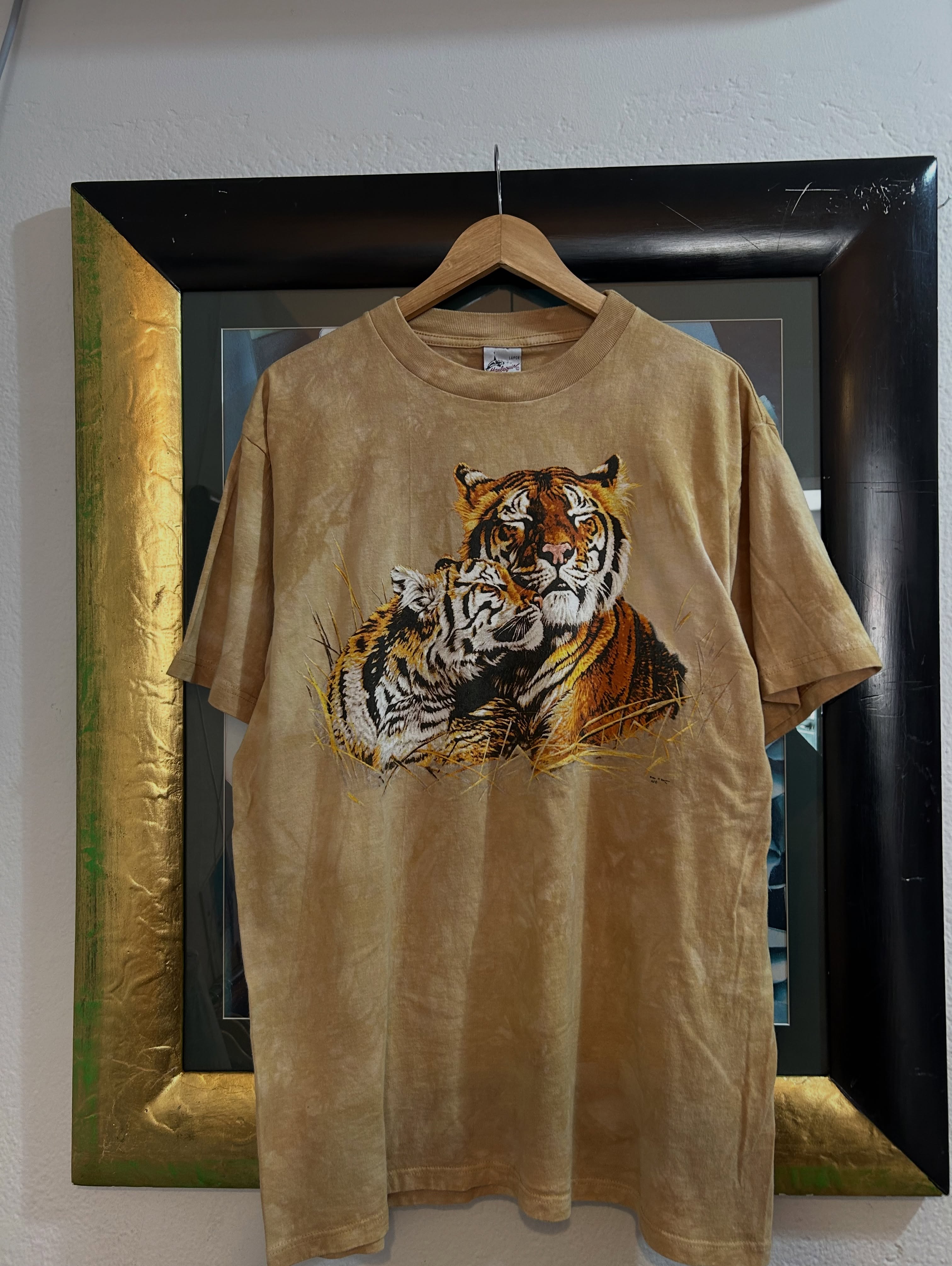 Bluzë vintage bezhë me tigër L – 1998 VINTAGE STORE