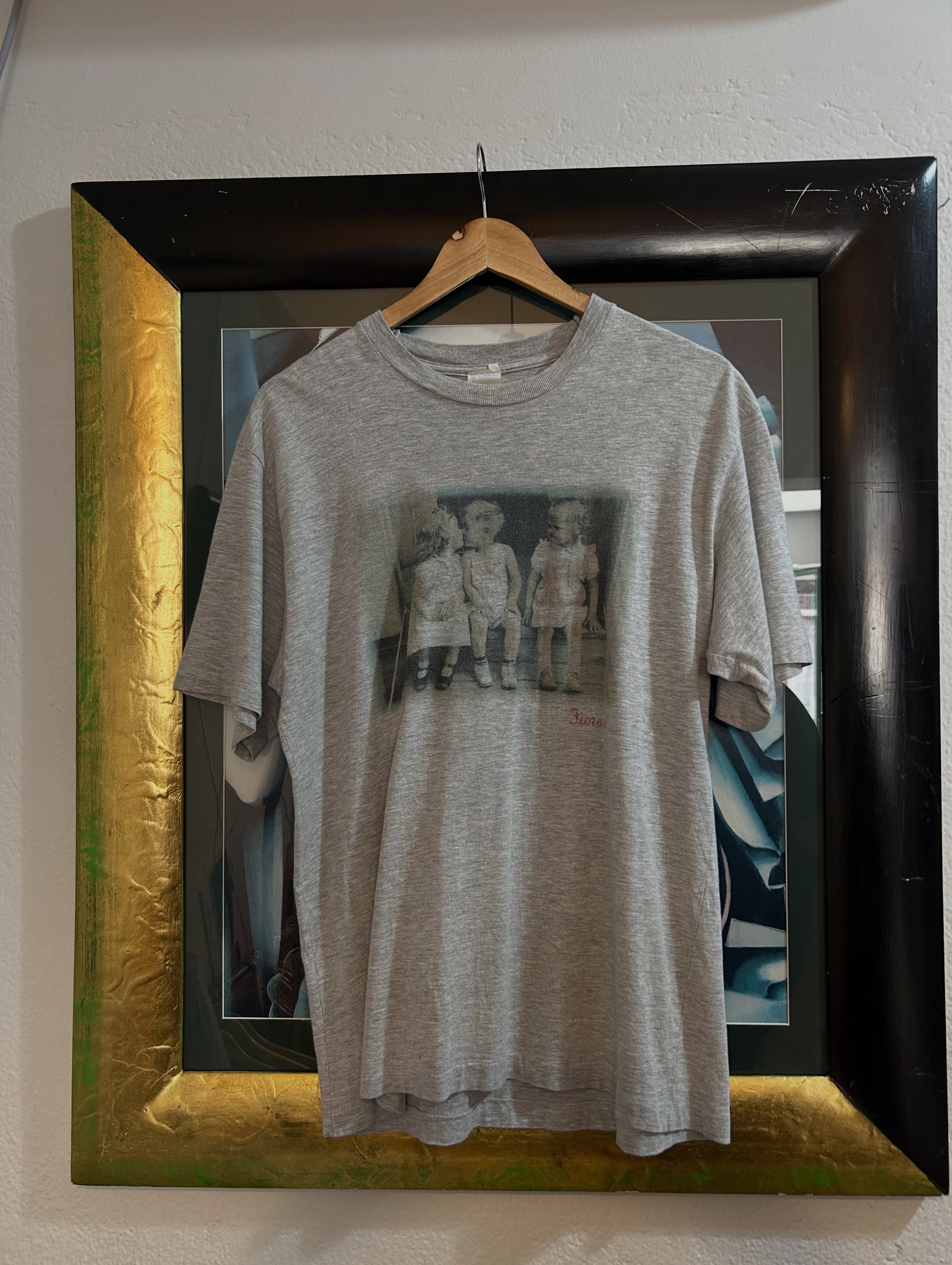 Bluzë vintage gri me fotografi M – 1998 VINTAGE STORE