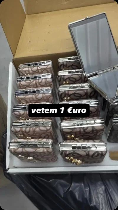 Pasqyrë xhepi metalike me motive