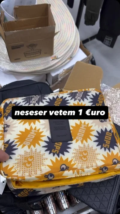 Neseser me motive shumëngjyrëshe