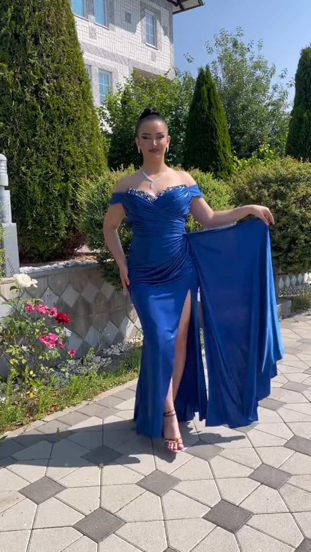 Fustan blu satin me supe të zbuluara dhe çarje – AF Dresses
