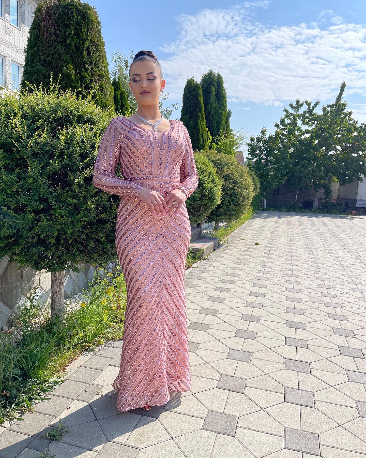 Fustan rozë me gurë dhe mëngë të gjata – AF Dresses