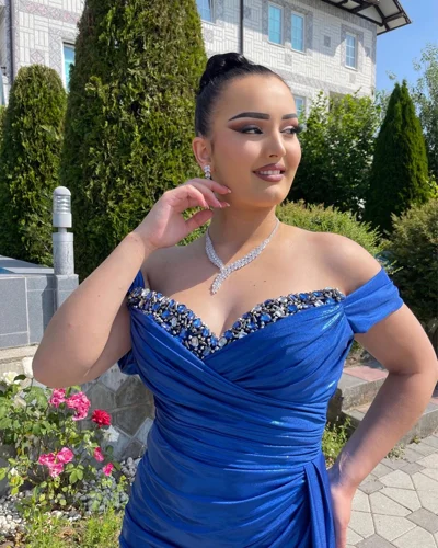 Fustan blu satin me supe të zbuluara dhe gurë