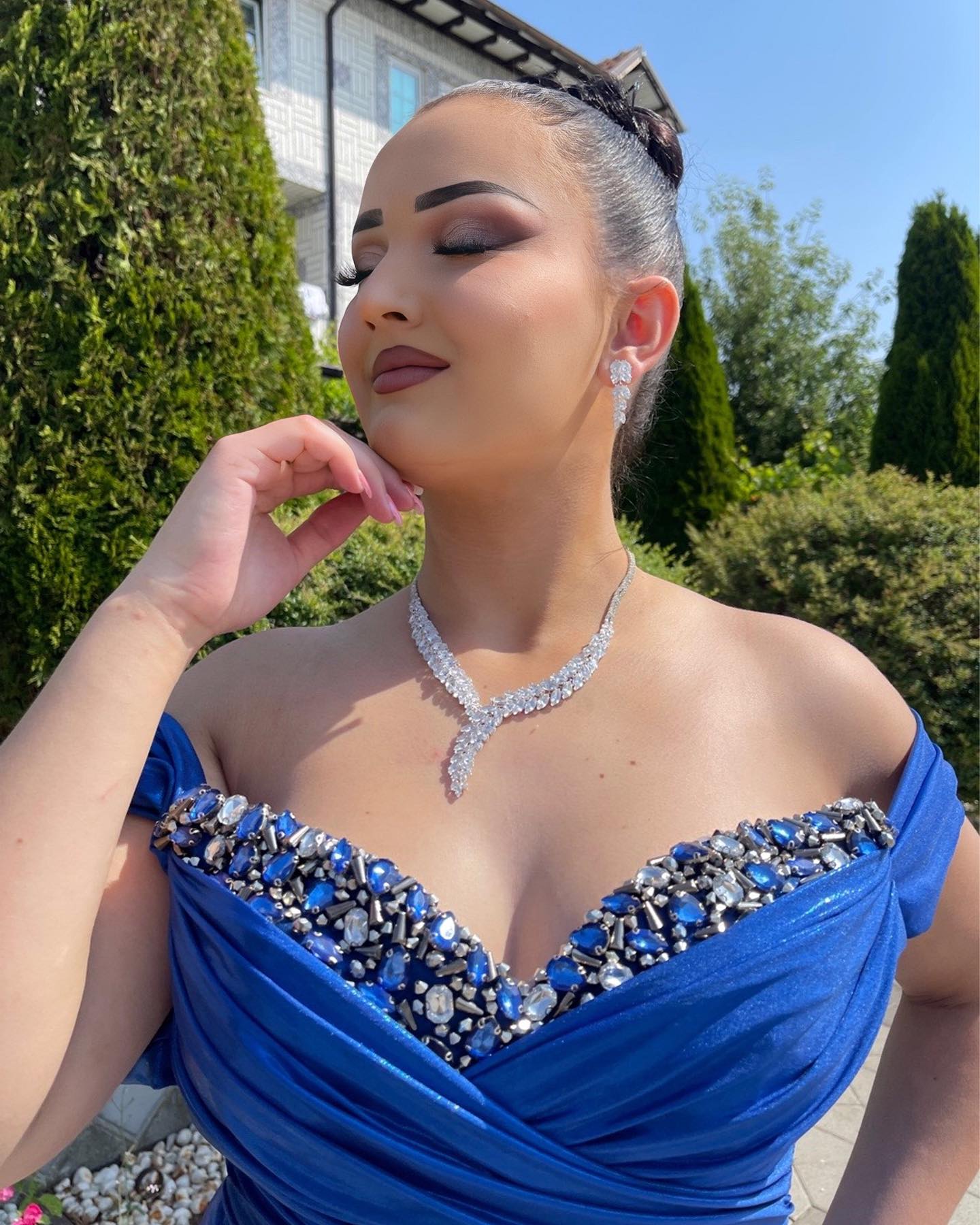 Fustan blu satin me supe të zbuluara dhe gurë – AF Dresses (2)