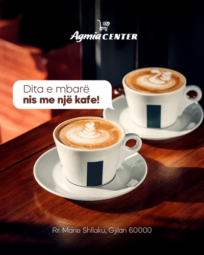 Kafe kapuçino në filxhan të bardhë