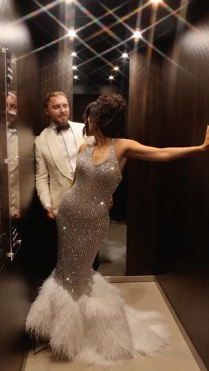 Fustan argjendi me shkëlqim dhe pupla – Aiah Mariage