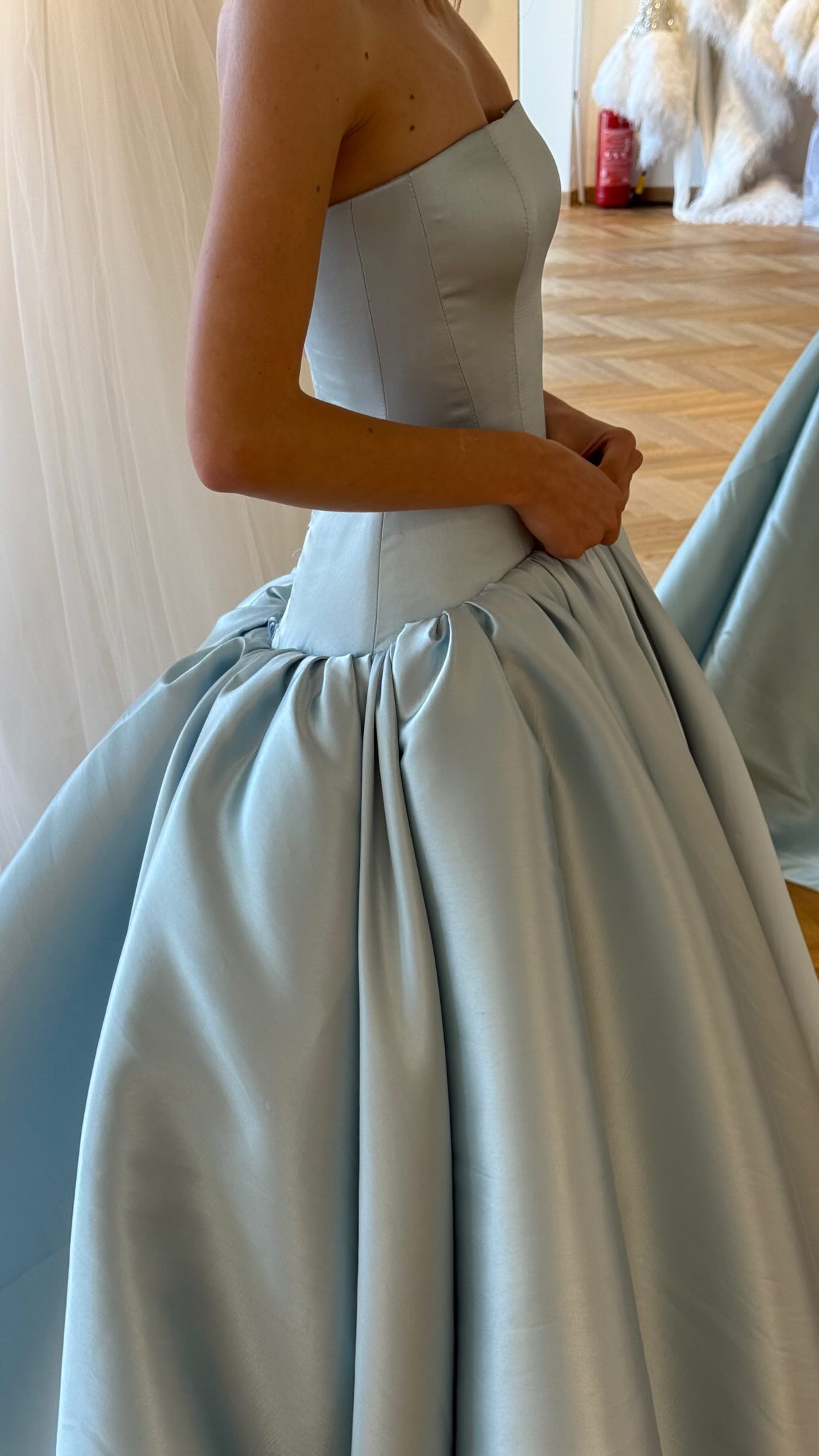 Fustan blu i çelët sateni pa supe – Aiah Mariage