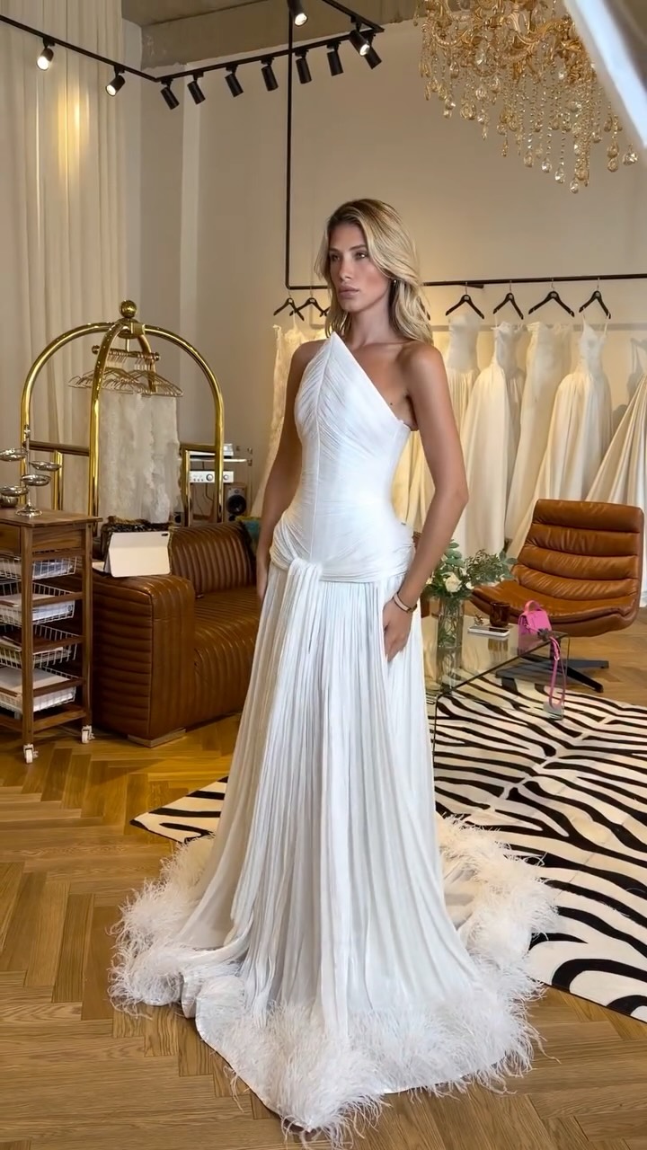 Fustan nuseje me një sup dhe pupla – Aiah Mariage