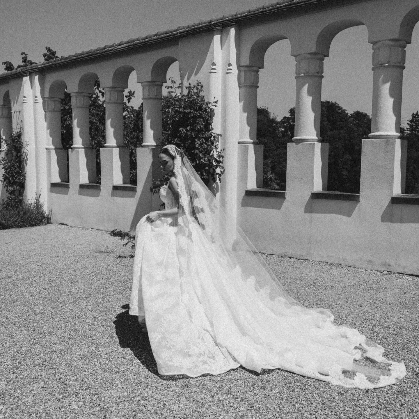 Fustan nuseje me fund të gjerë dhe vello – Aiah Mariage (2)