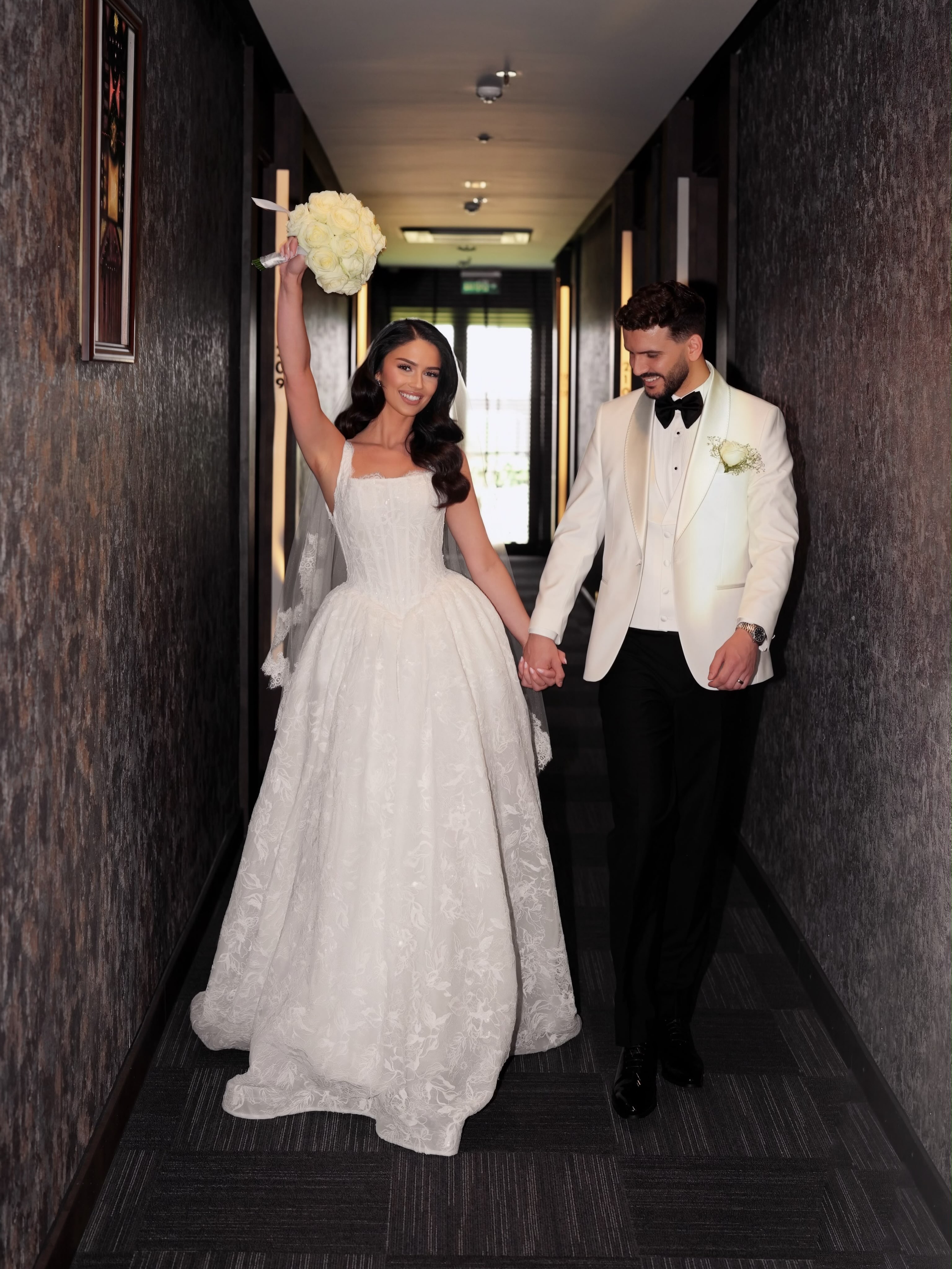 Fustan nuseje me dantellë dhe tiranta – Aiah Mariage (4)