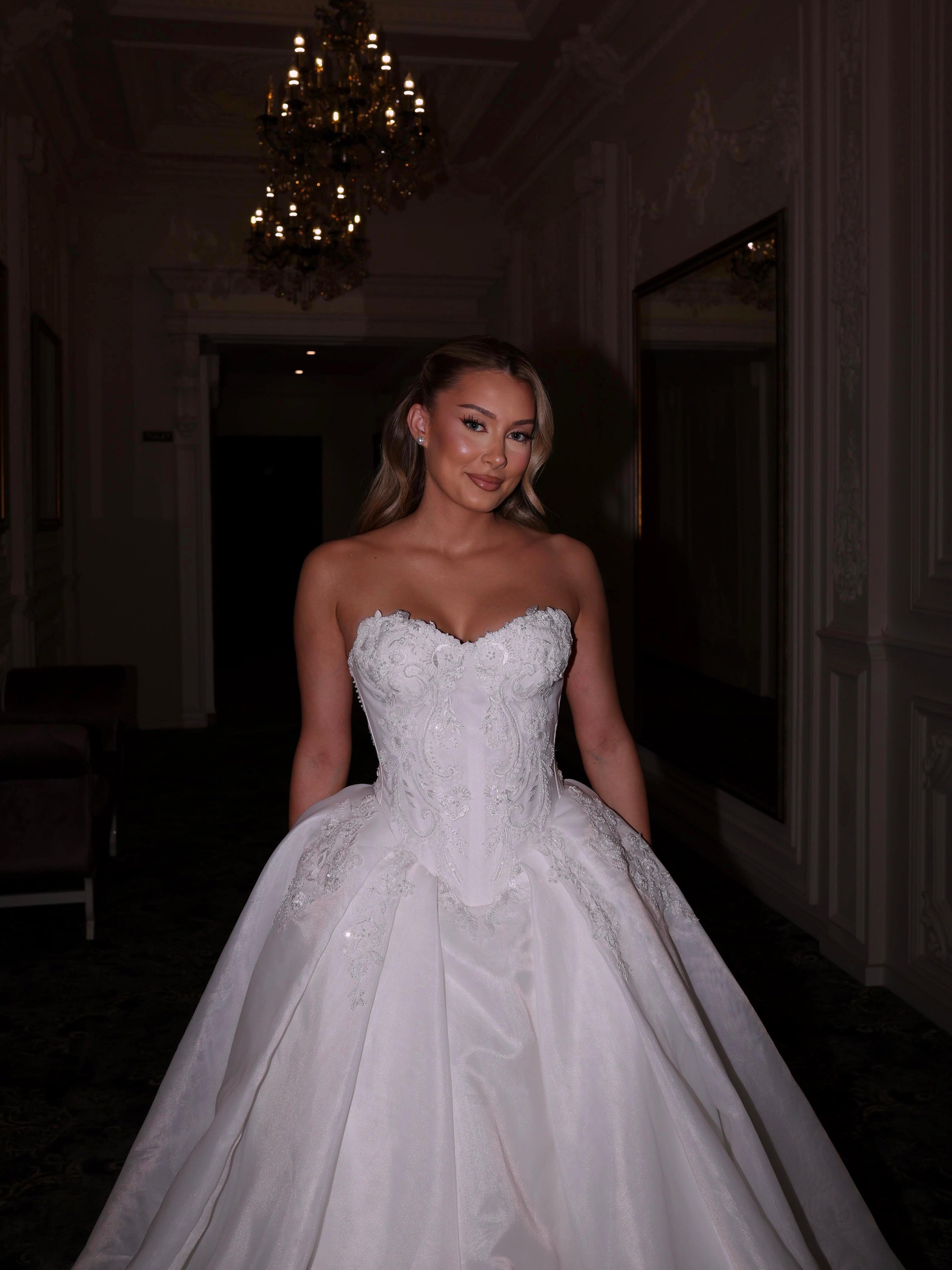 Fustan nuseje pa supe me fund të gjerë – Aiah Mariage