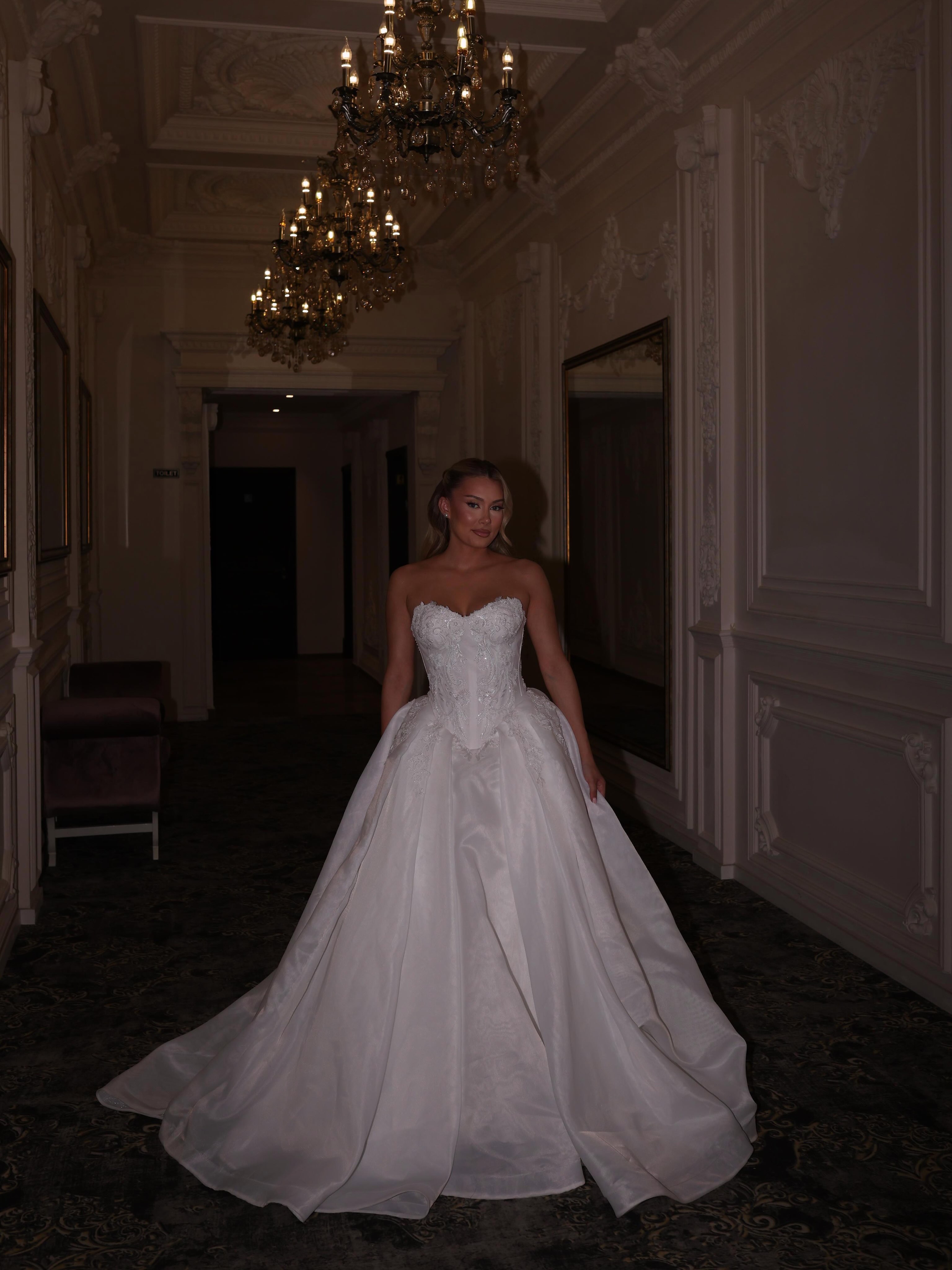 Fustan nuseje pa supe me fund të gjerë – Aiah Mariage (2)