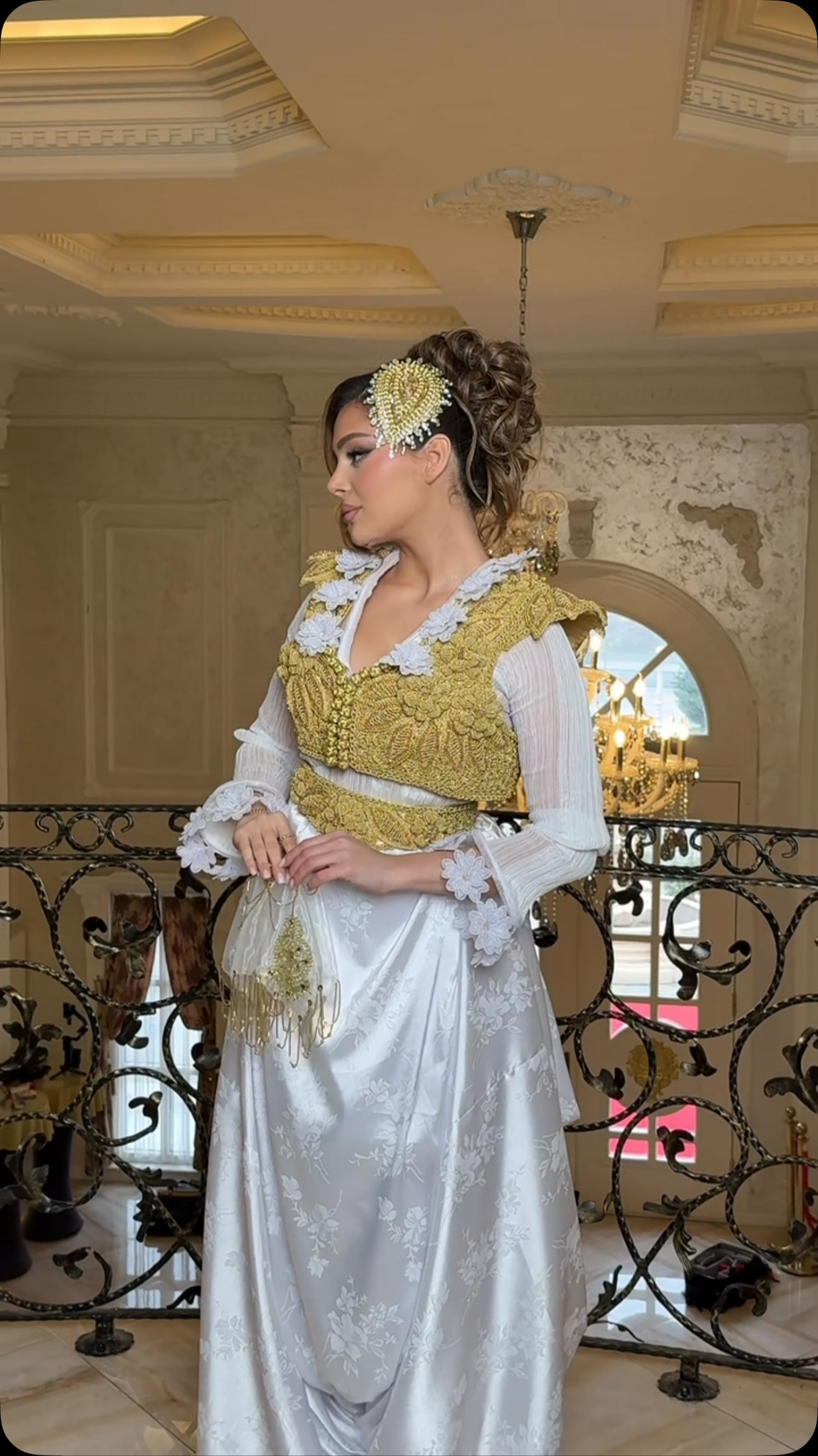 Fund i bardhë satin me jelek ari – ALBA Traditional