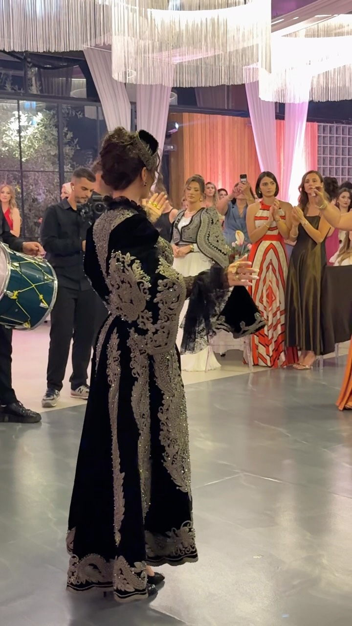 Fustan tradicional i zi me qëndisje ari – ALBA Traditional