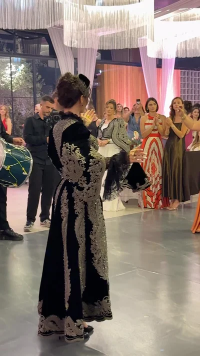 Fustan tradicional i zi me qëndisje ari