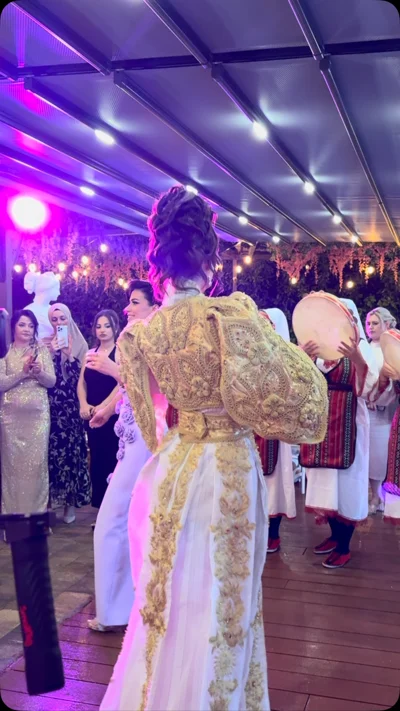 Veshje tradicionale e bardhë me xhaketë ari