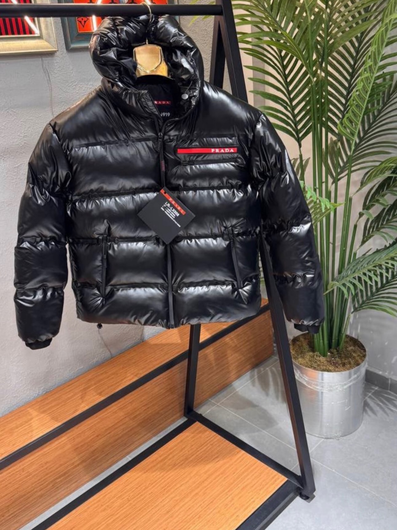Xhaketë dimri Prada e zezë me kapuç – ALBI FASHION 🛍️