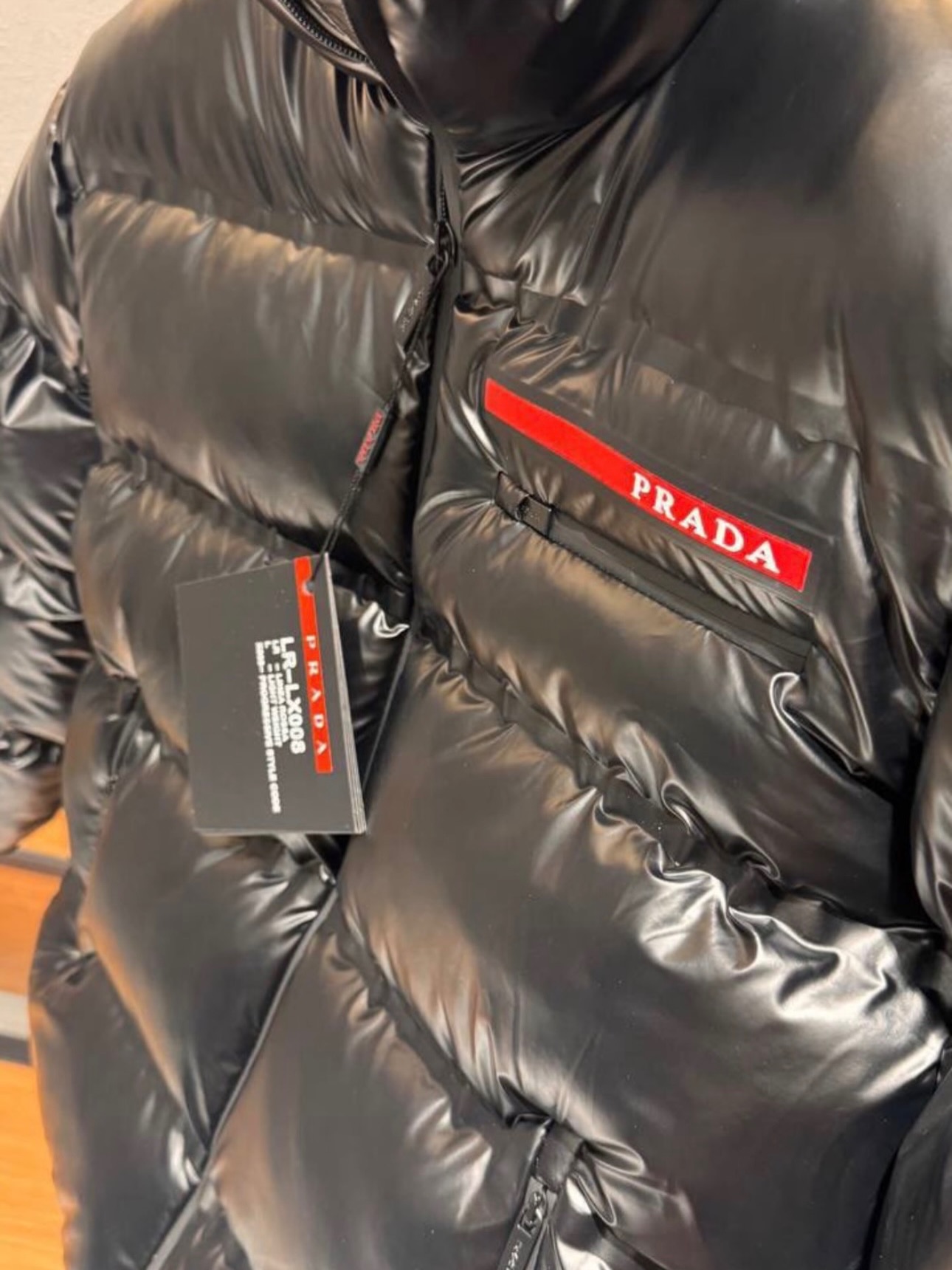 Xhaketë dimri Prada e zezë me kapuç – ALBI FASHION 🛍️ (2)
